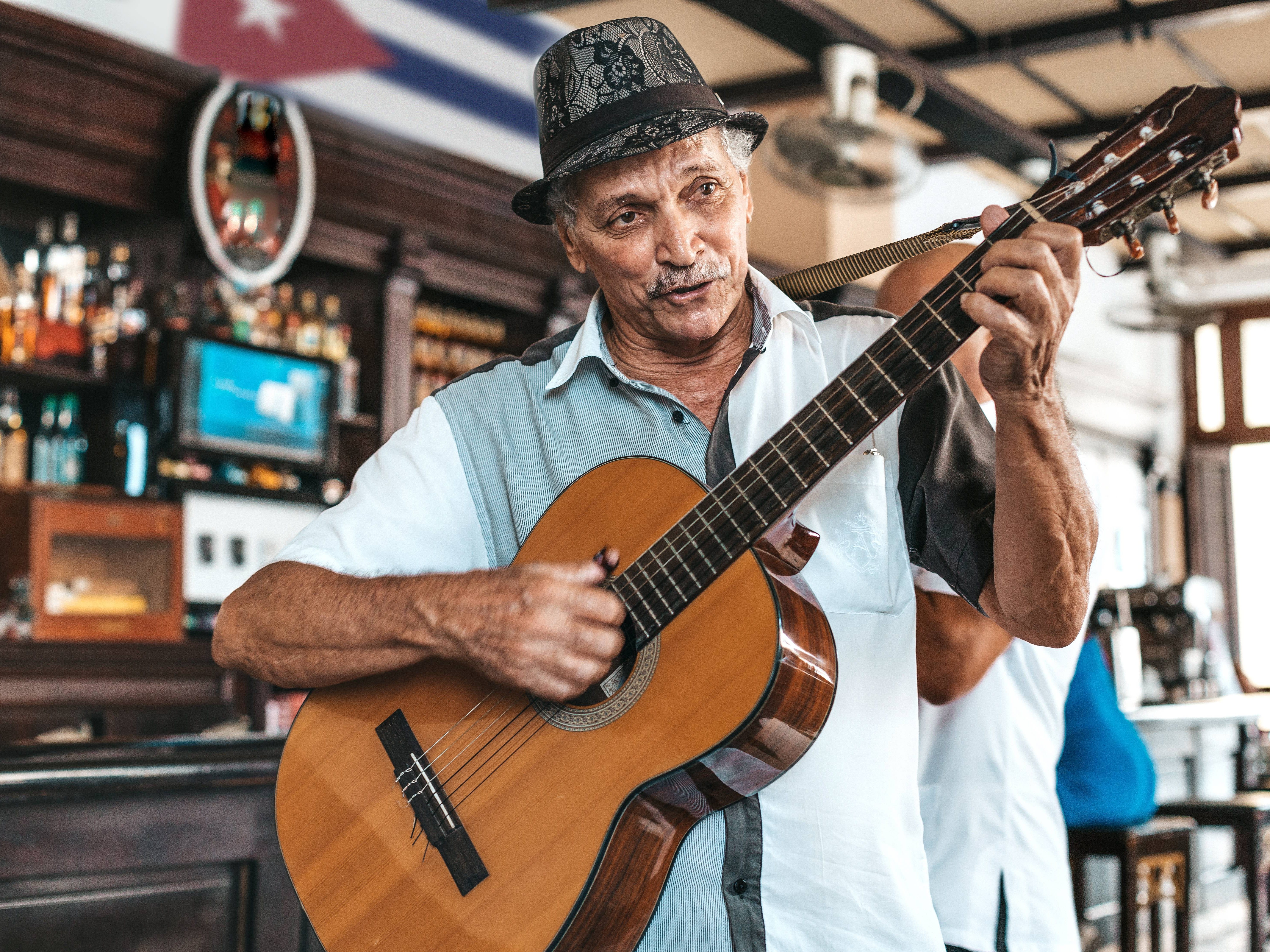 Een Cubaanse muzikant in de Dos Hermanos bar in Havana, Cuba