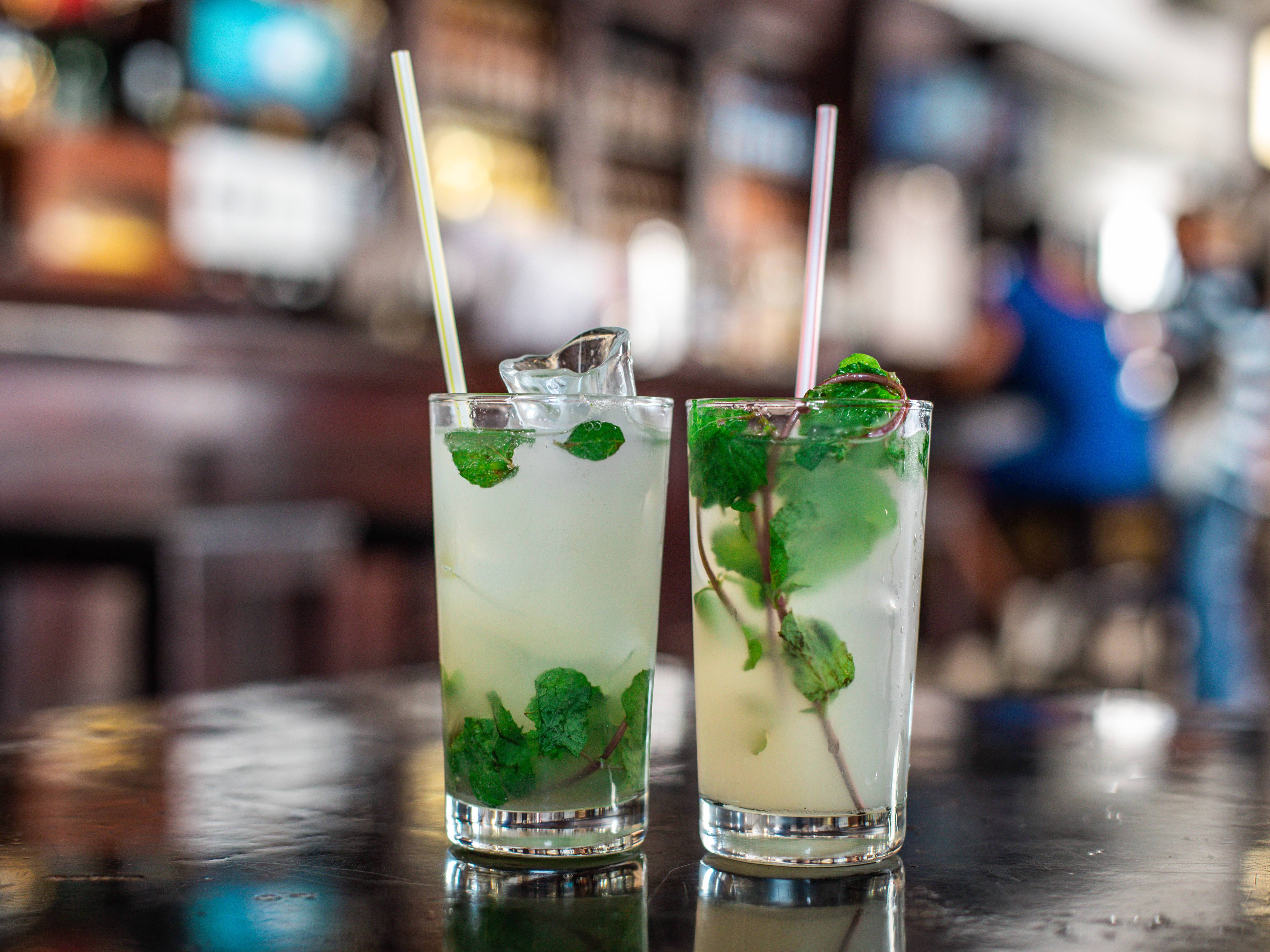 Mojito's drinken in een bar in Havana, Cuba