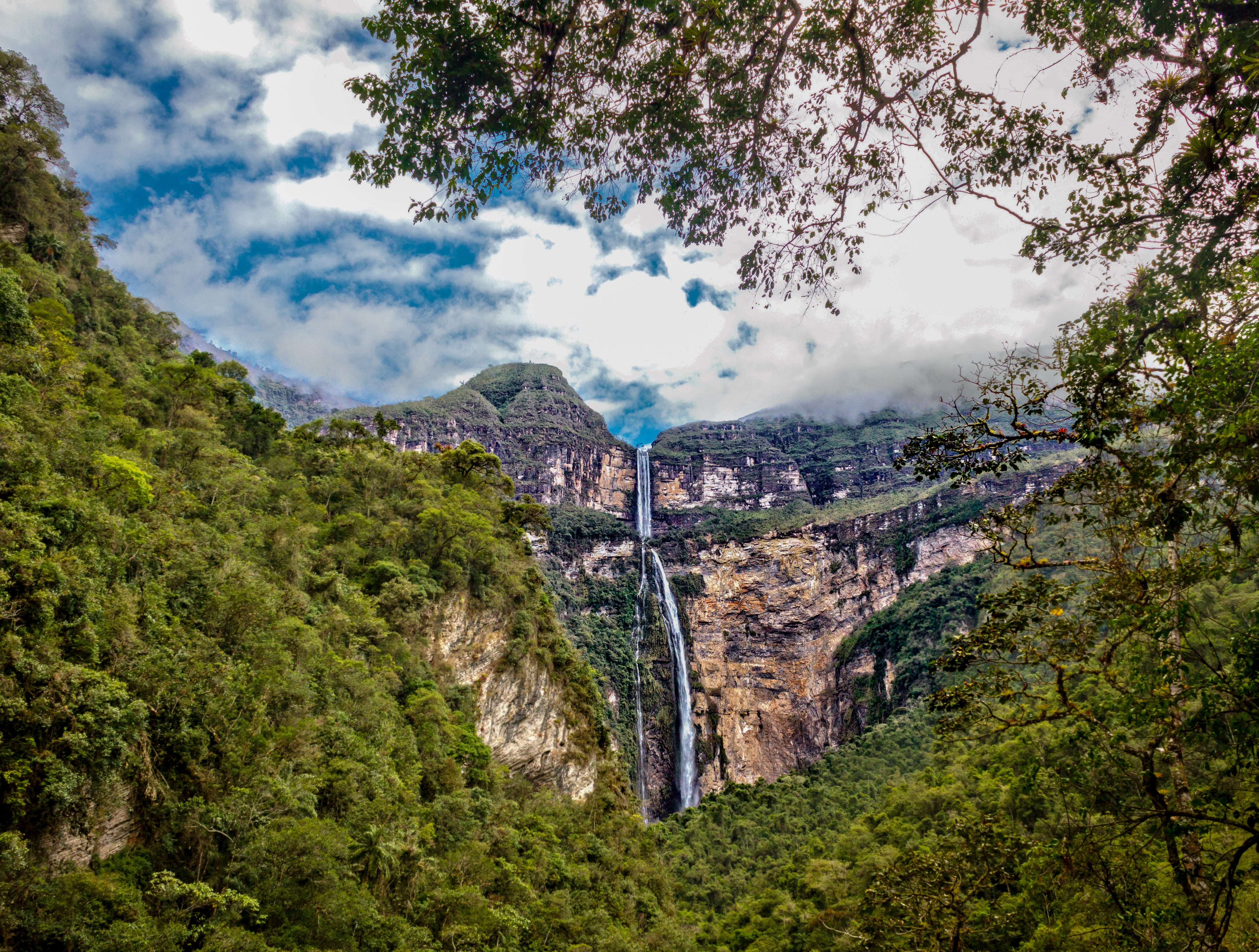 De metershoge Gocta-waterval in de omgeving van Chachapoyas, Peru