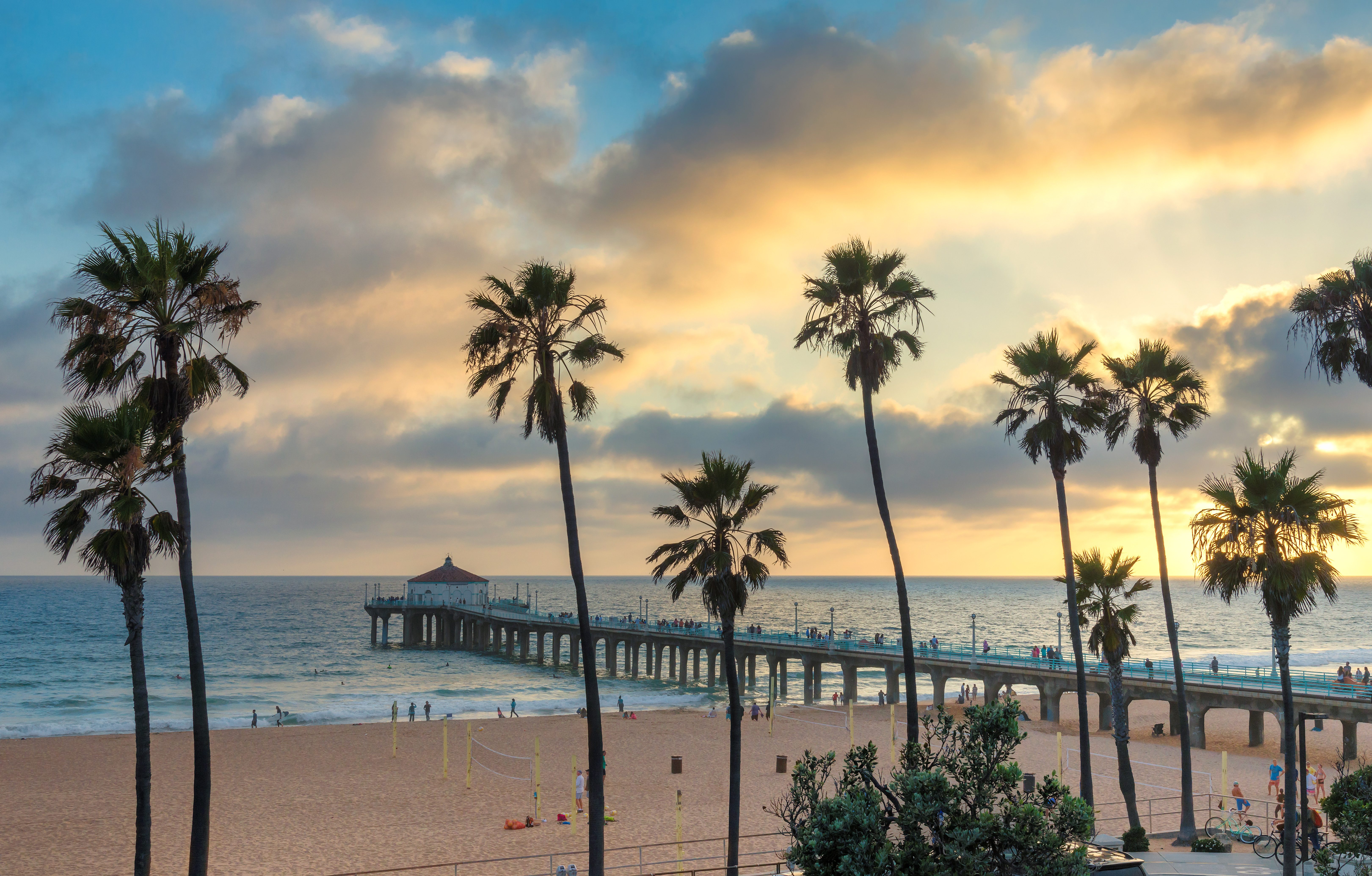 De zonsondergang in Manhattan Beach in Los Angeles, Amerika