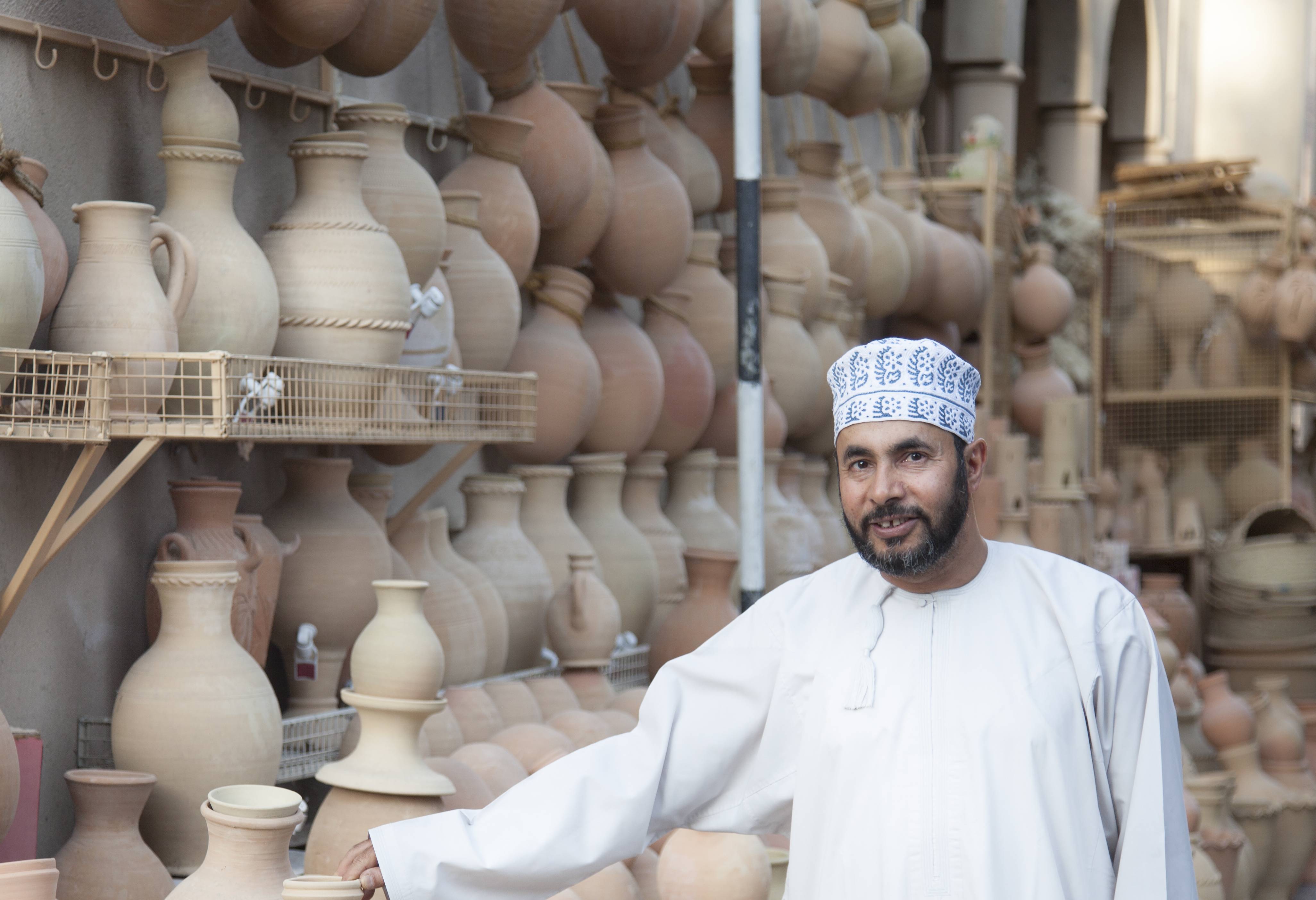 Lokale verkoper op de markt in Nizwa in Oman