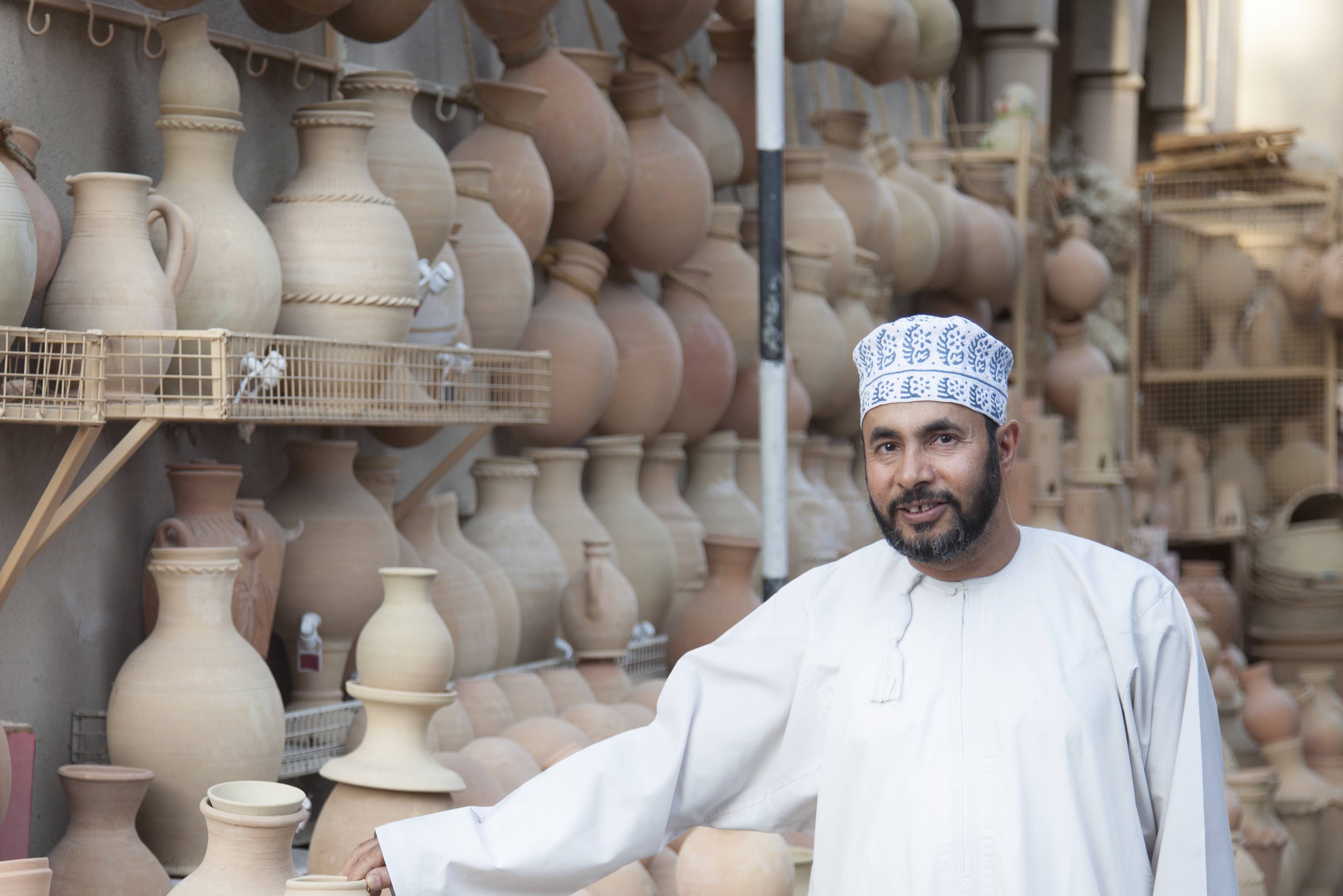 Lokale verkoper op de markt in Nizwa in Oman