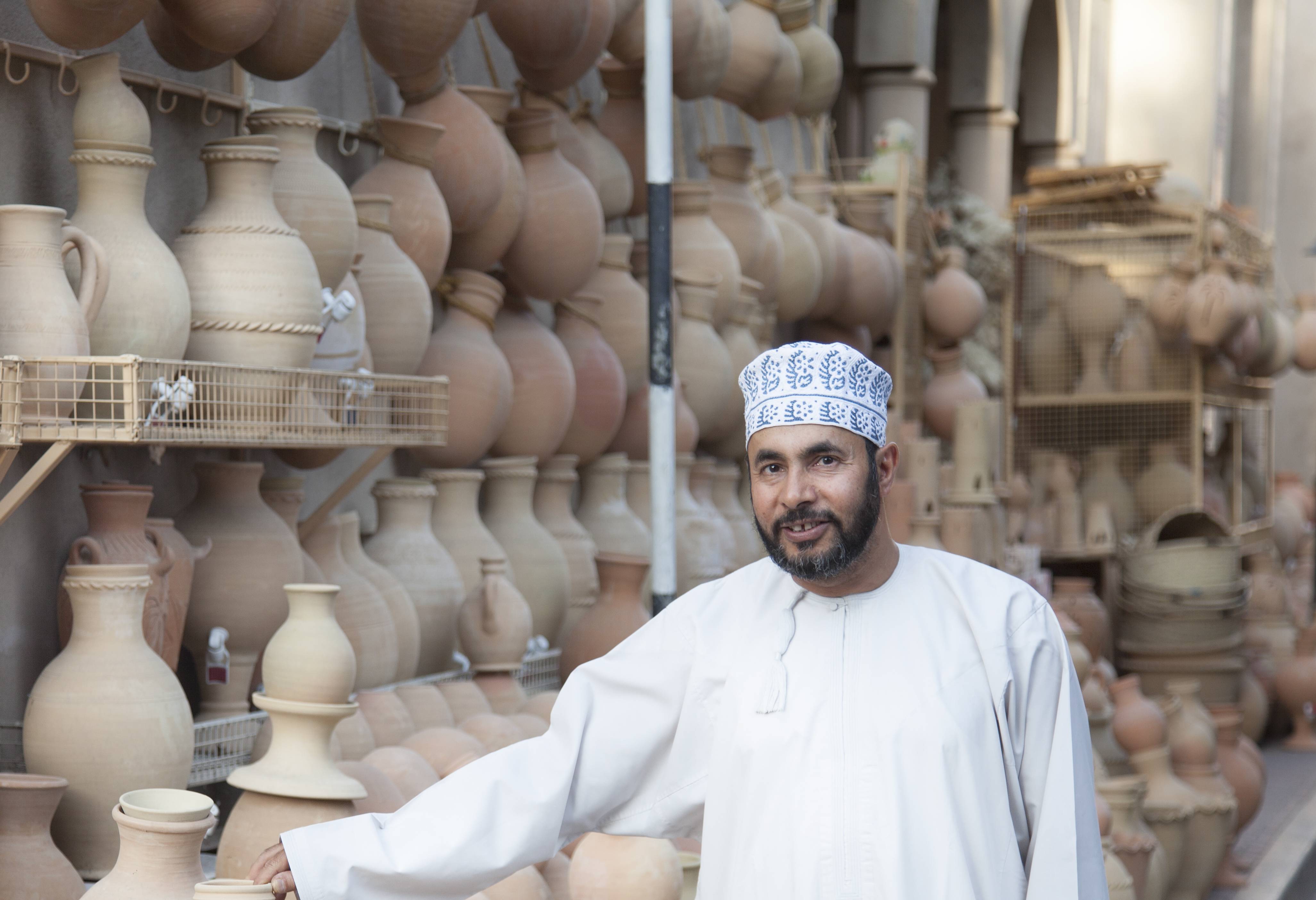 Lokale verkoper op de markt in Nizwa in Oman