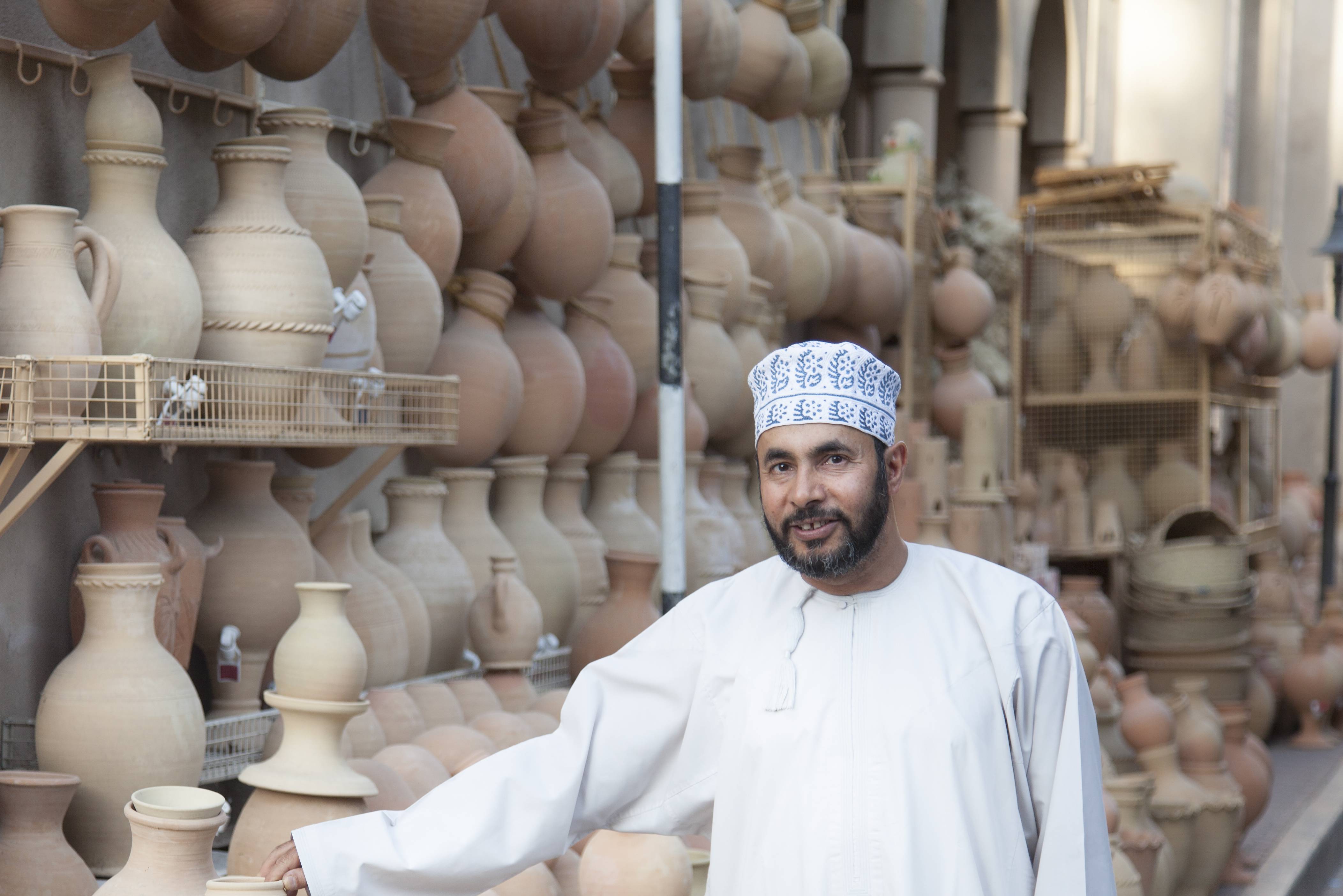 Lokale verkoper op de markt in Nizwa in Oman