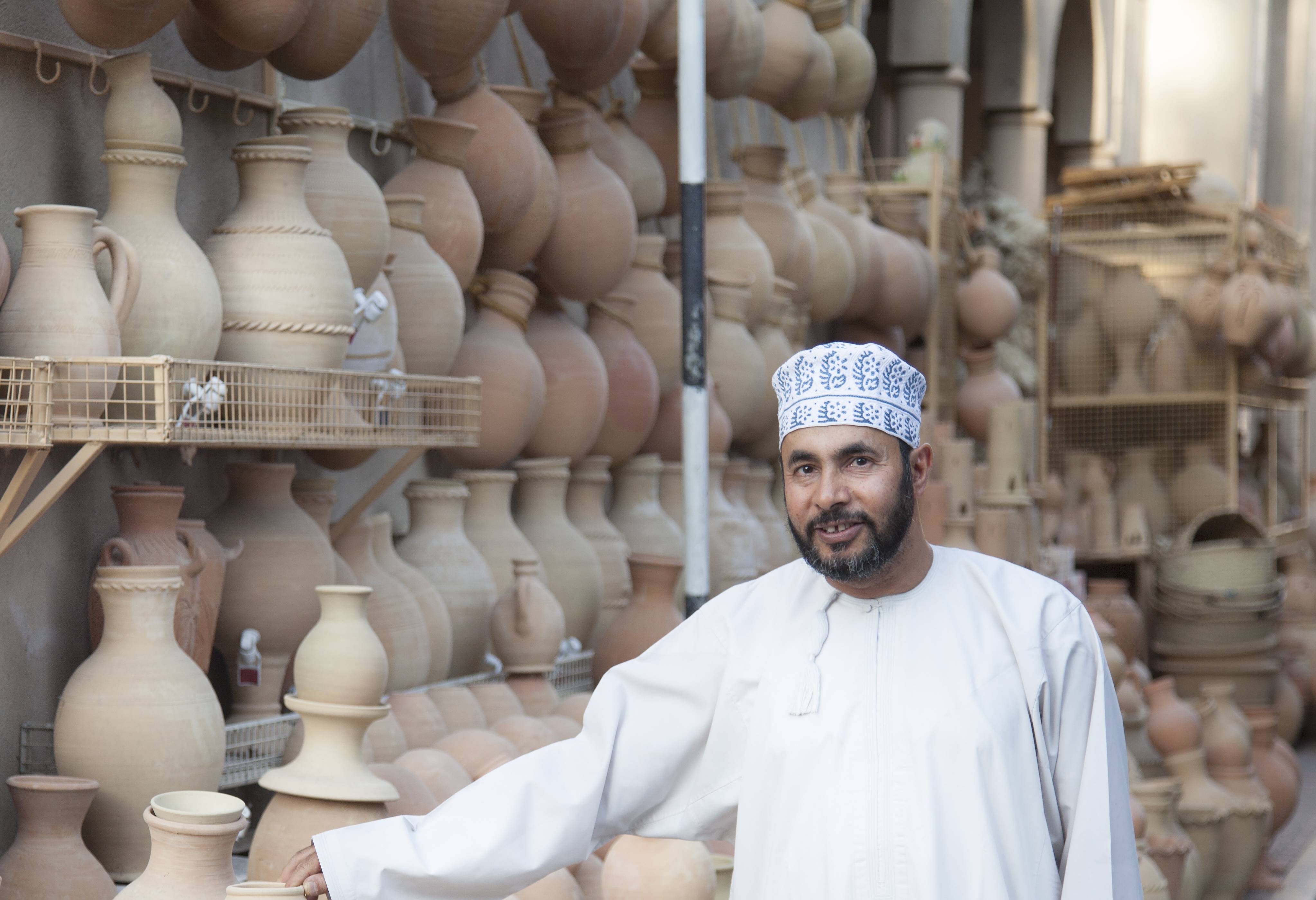 Lokale verkoper op de markt in Nizwa in Oman
