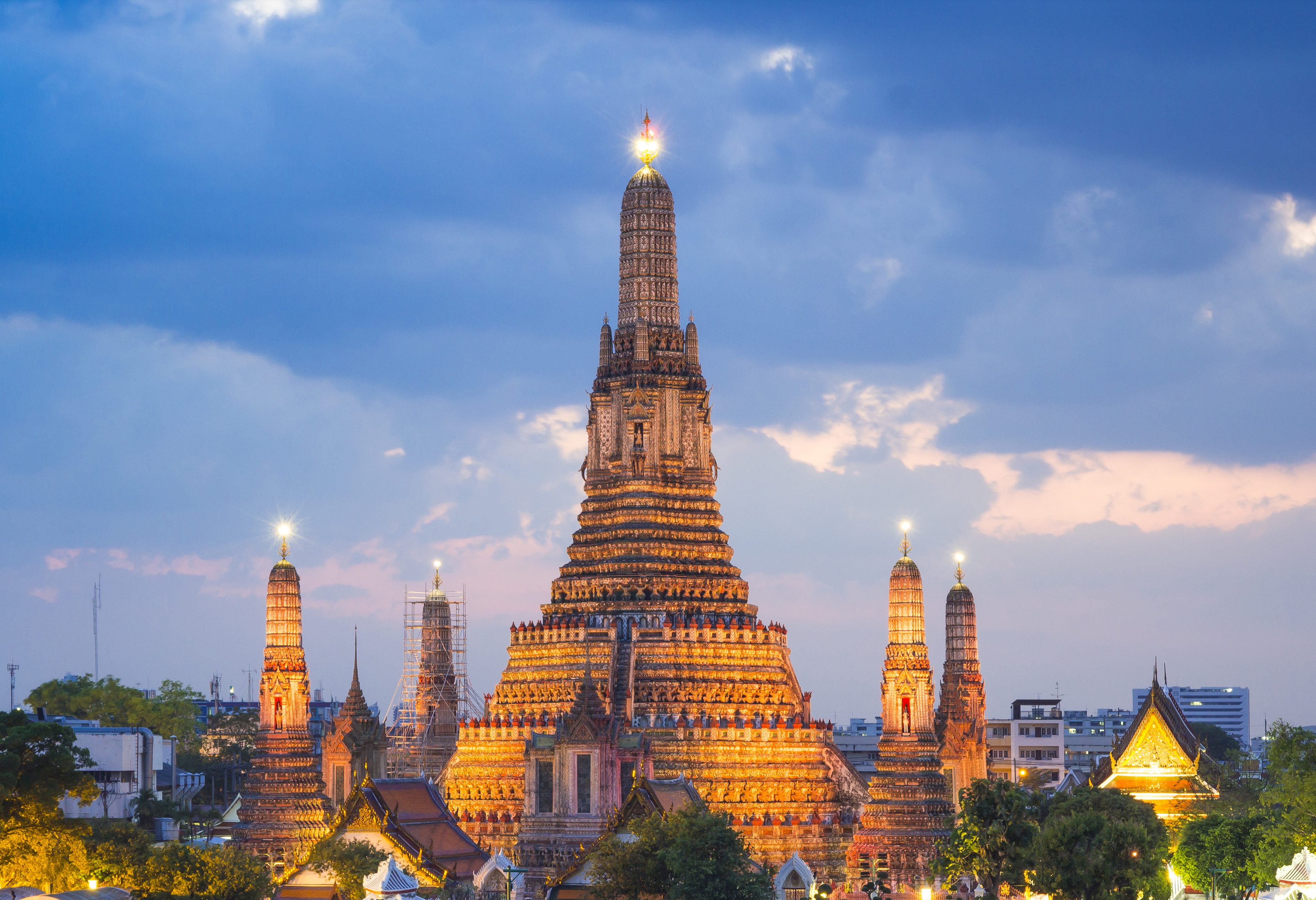 Prachtige Wat Arun tempel in Bangkok Thailand na zonsondergang