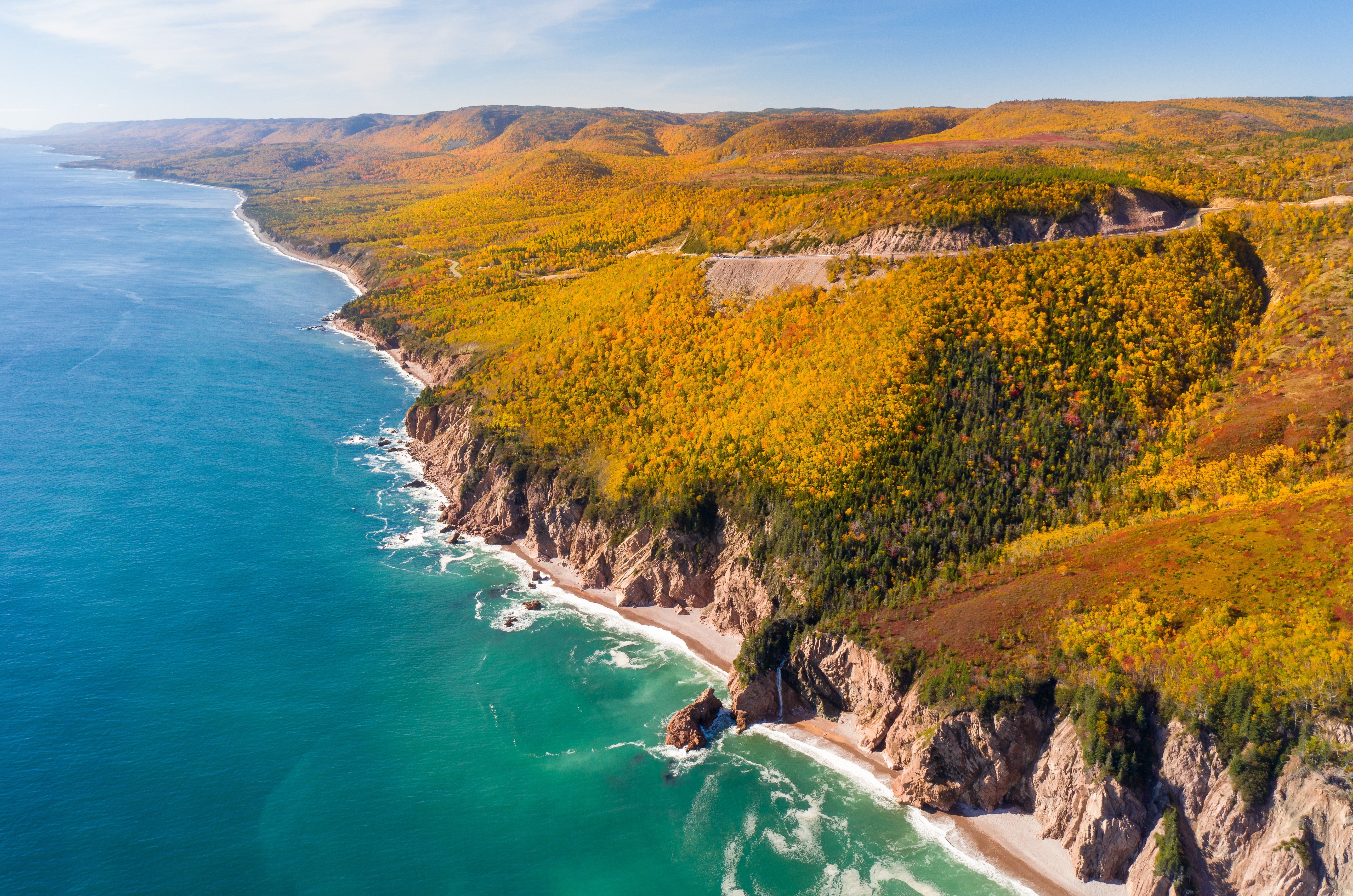 De kustlijn van Cape Smokey in Nova Scotia, Canada