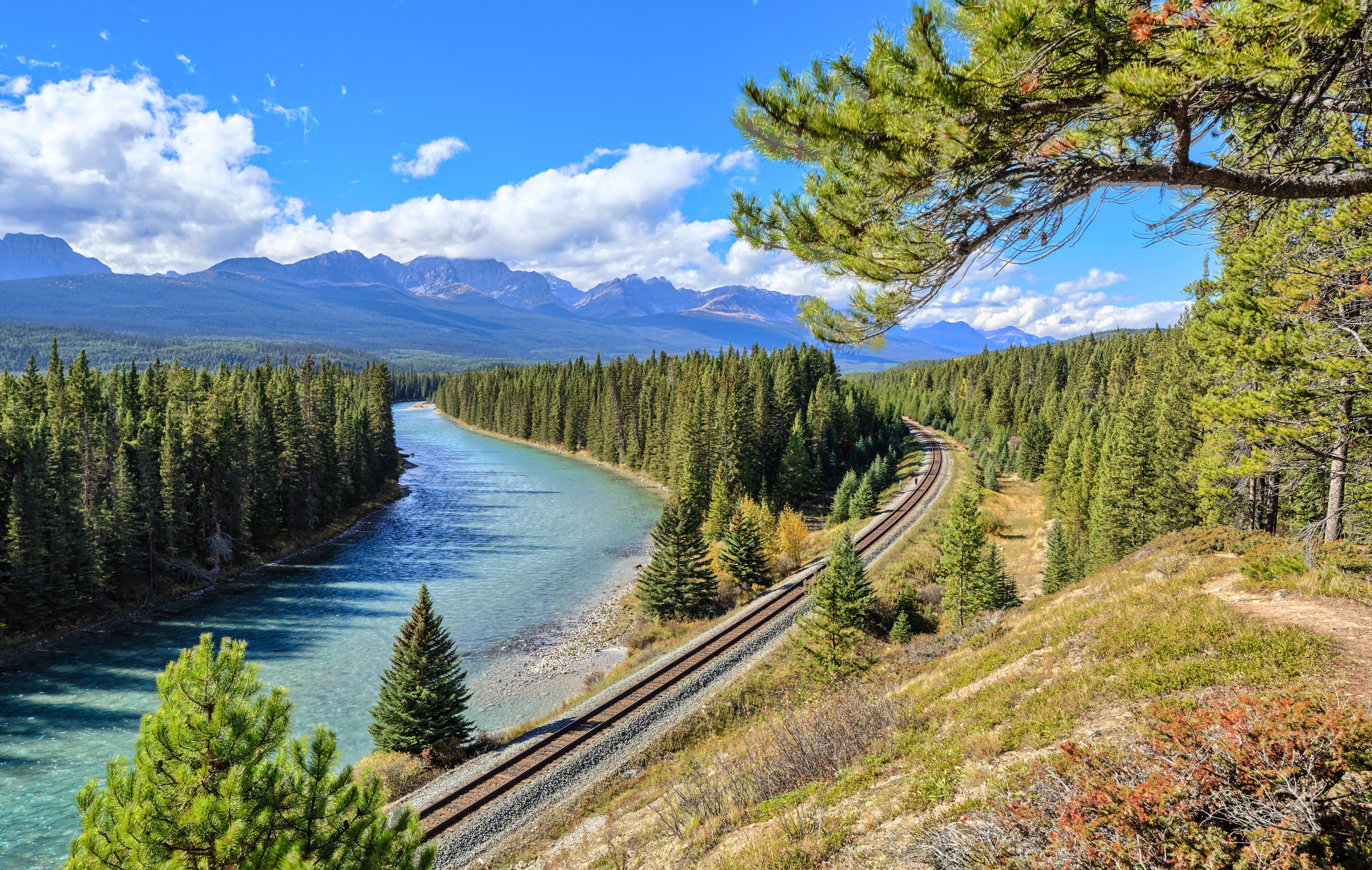 Een treinrails dwars door Banff National Park, Canada