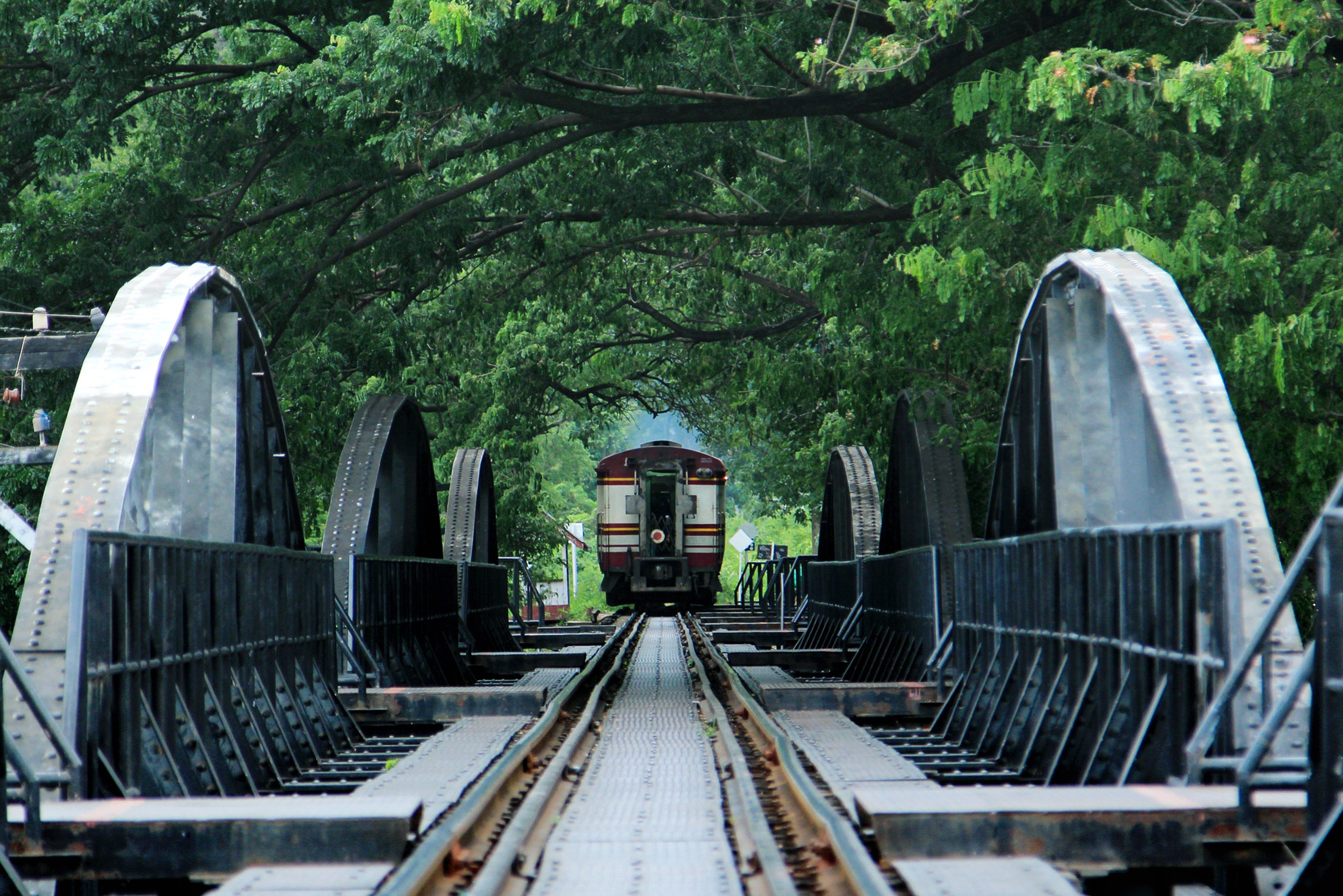 De brug over de River Kwai in Kanchanaburi in Thailand