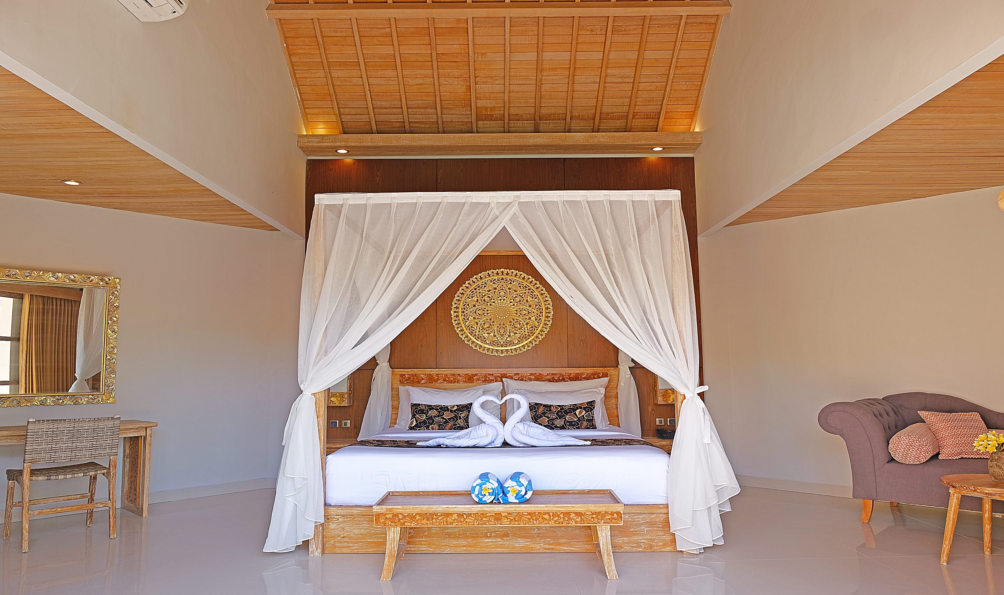 Slaapkamer met kingsize bed in de Two Bedroom Villa in het Vivara Bali in Jimbaran