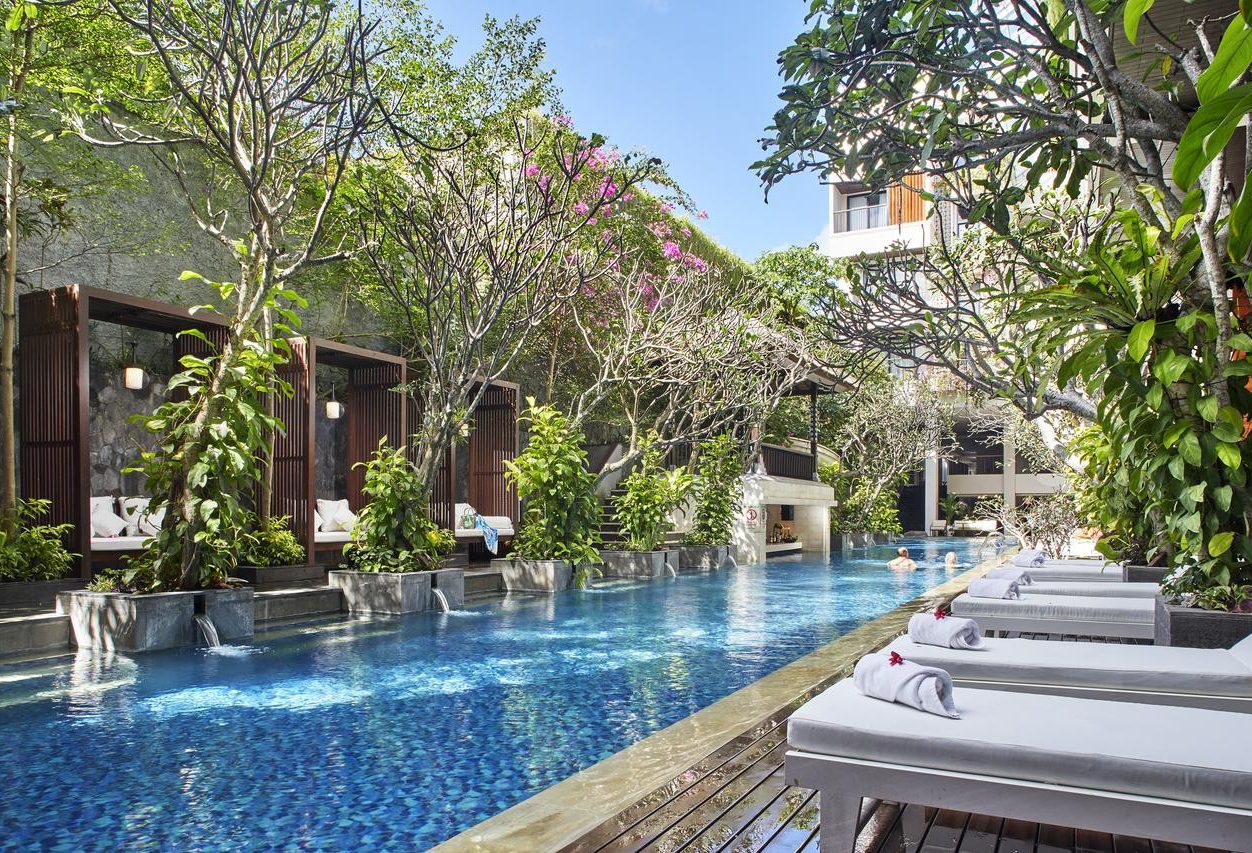 Zwembad van het Jambuluwuk Oceano Seminyak Resort op Bali