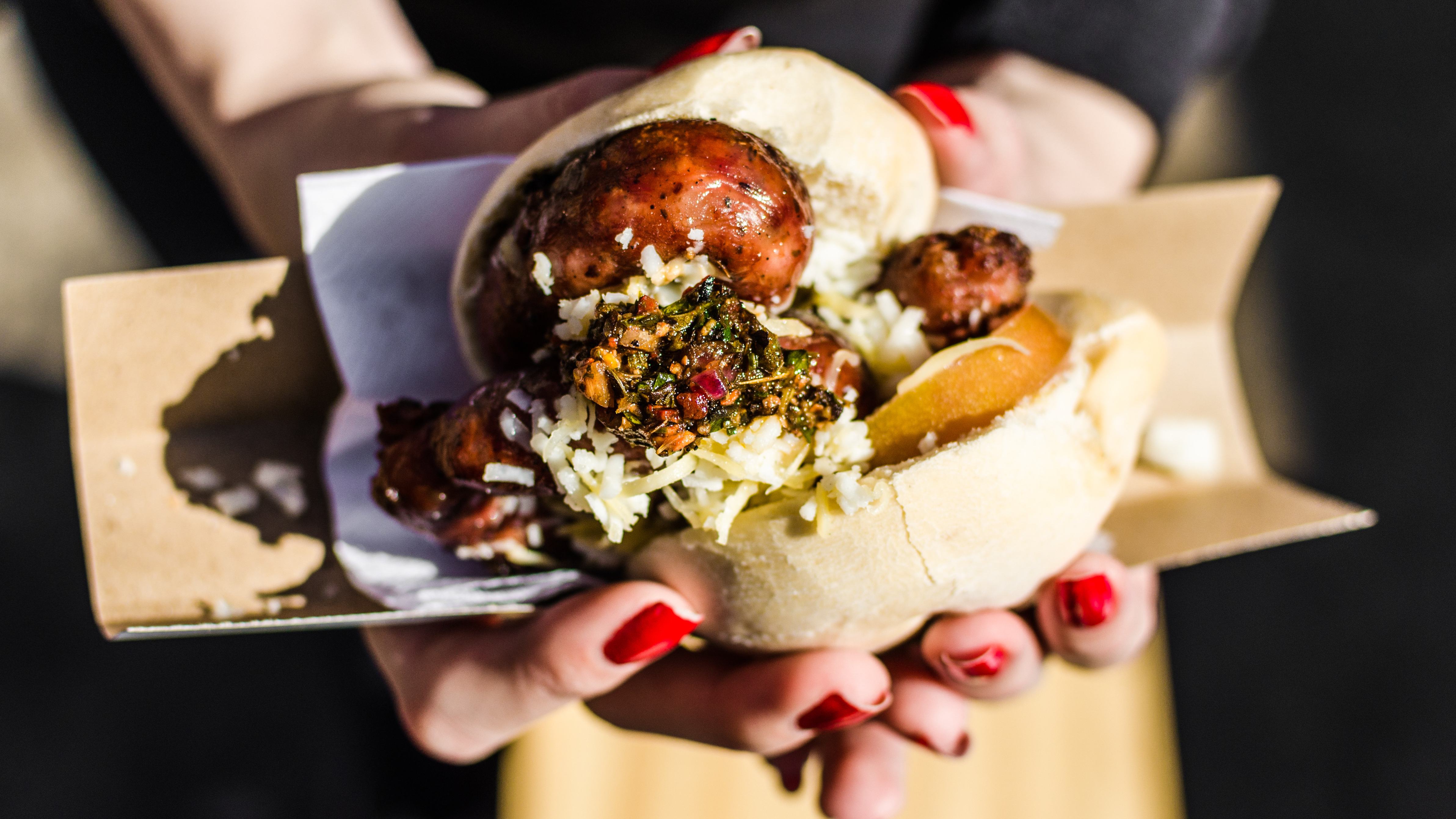 Argentinië-street-food-choripan-sandwich-met-chorizo