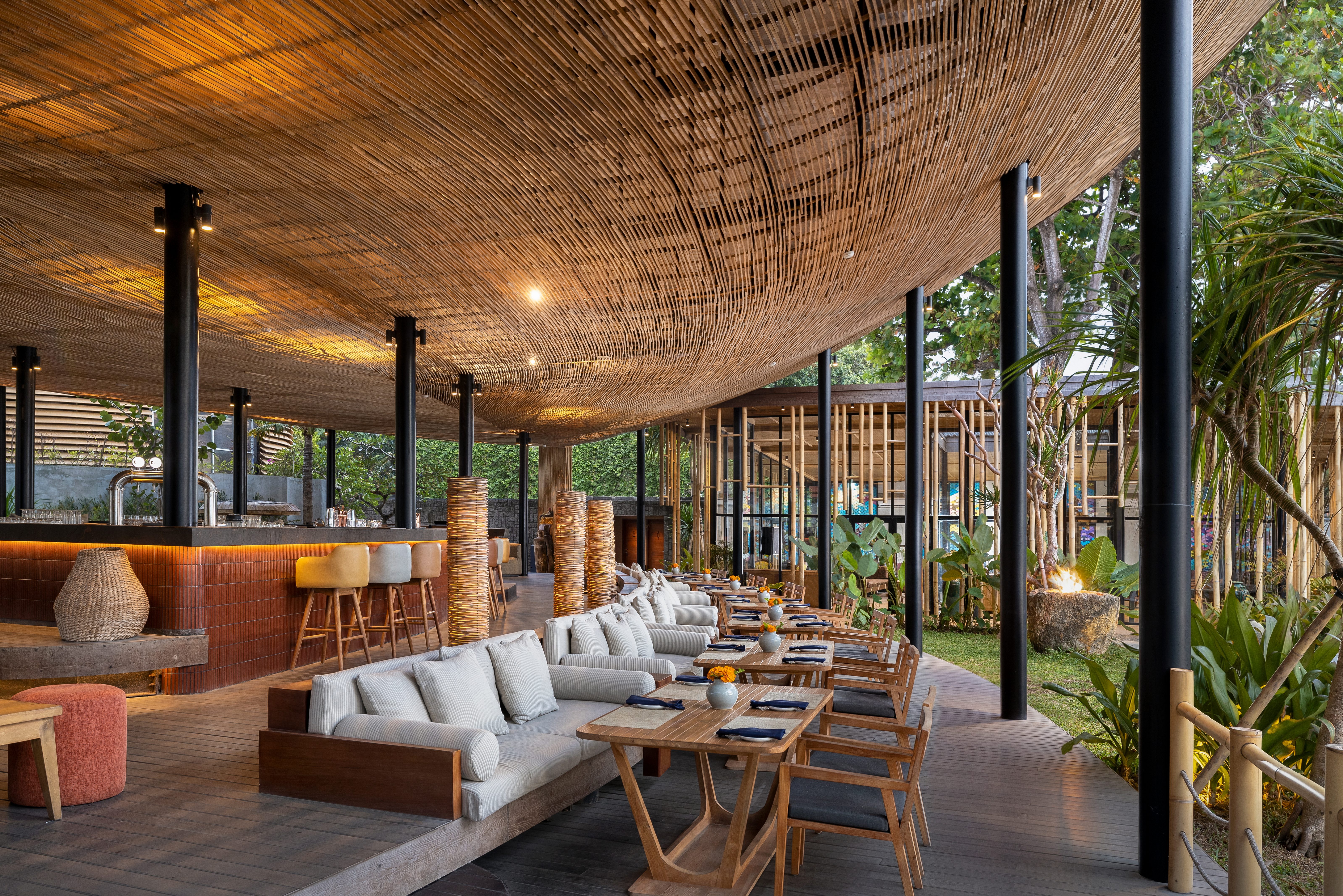 Dineren in de Byrdhouse van het Segara Village in Sanur op Bali