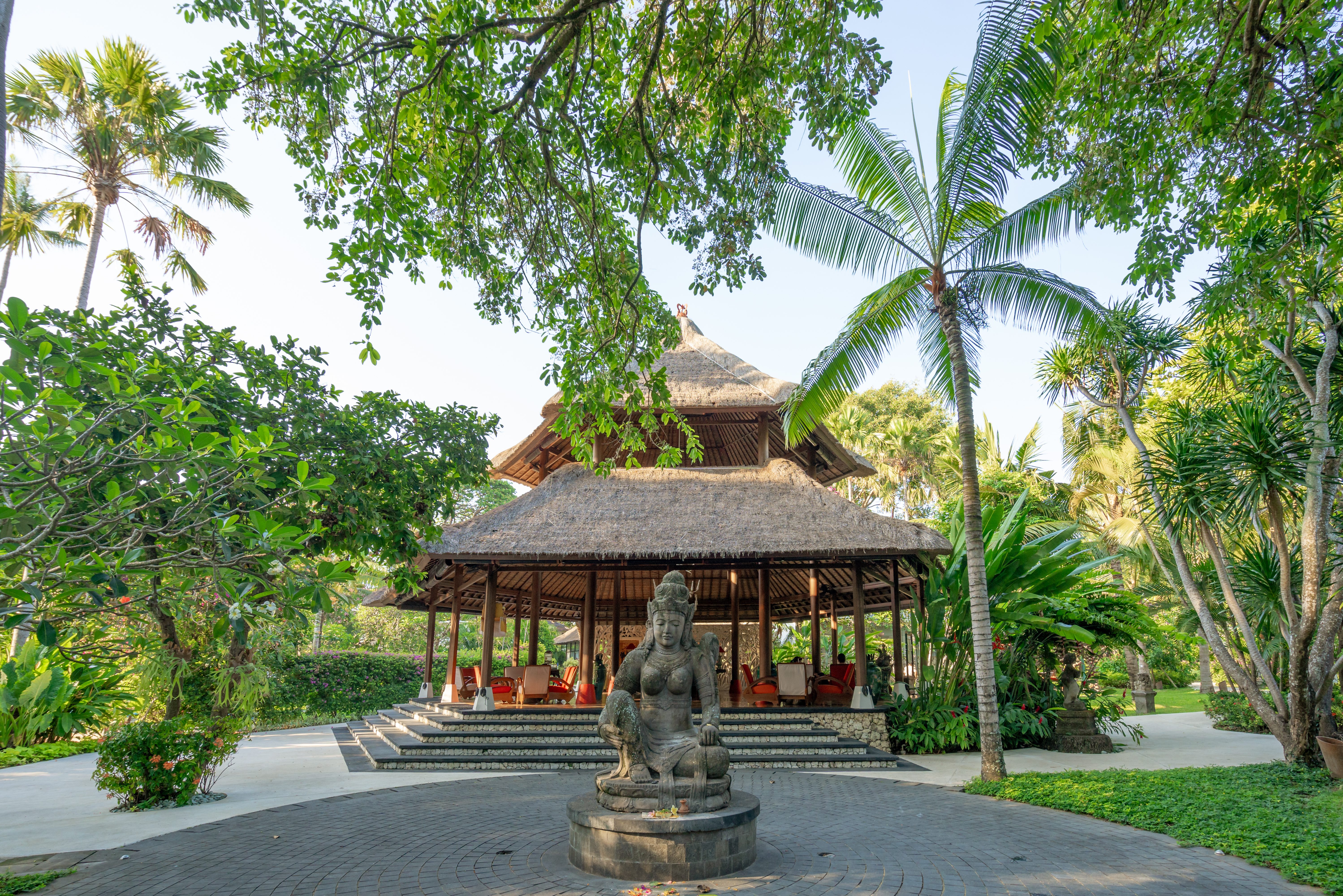 Tuin met lobby in het Segara Village in Sanur op Bali