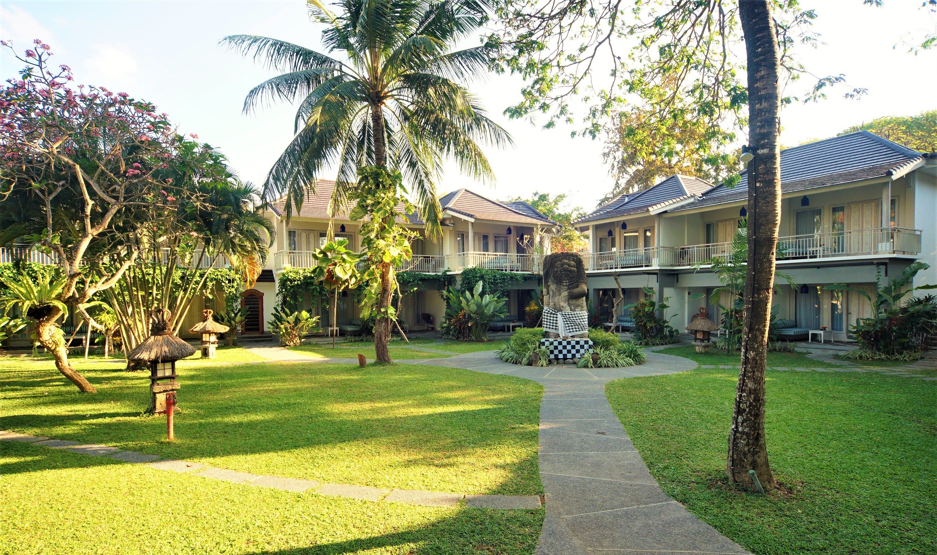 Gebouwtjes met Deluxe kamers in het Segara Village in Sanur op Bali