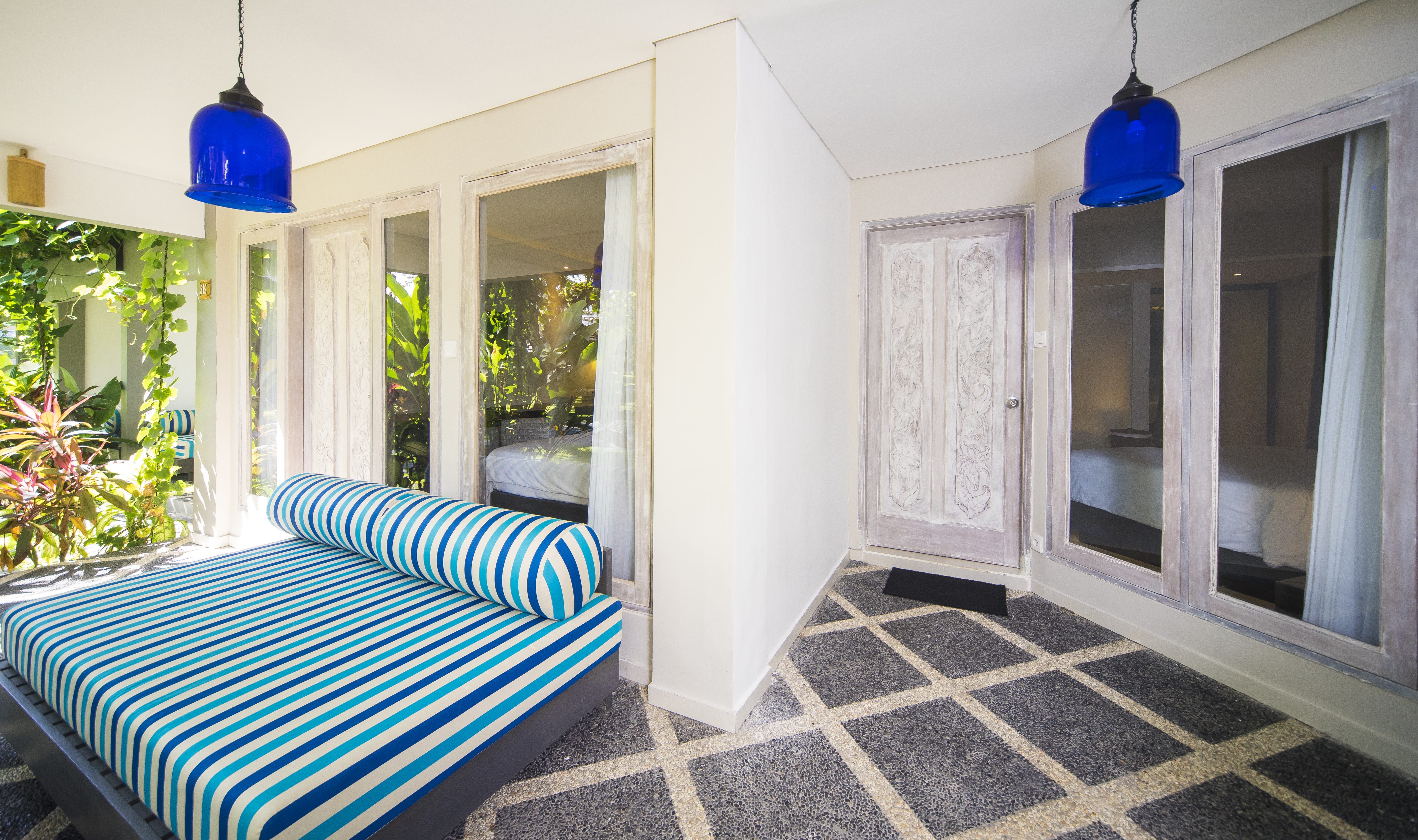 Terras van de Family Deluxe kamer in het Segara Village in Sanur op Bali