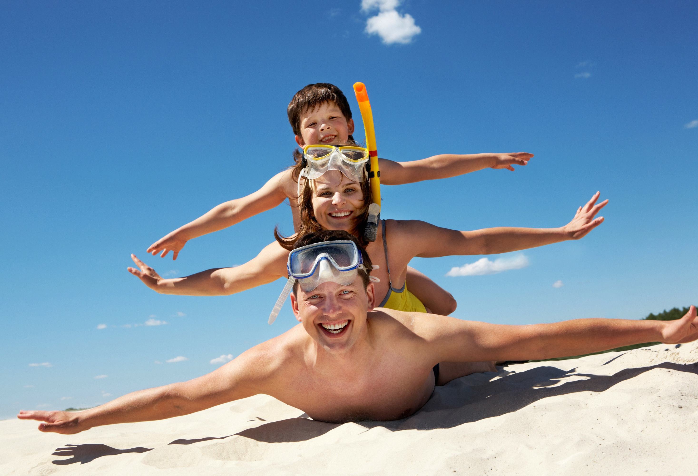 Familie op het strand in Langkawi Maleisië