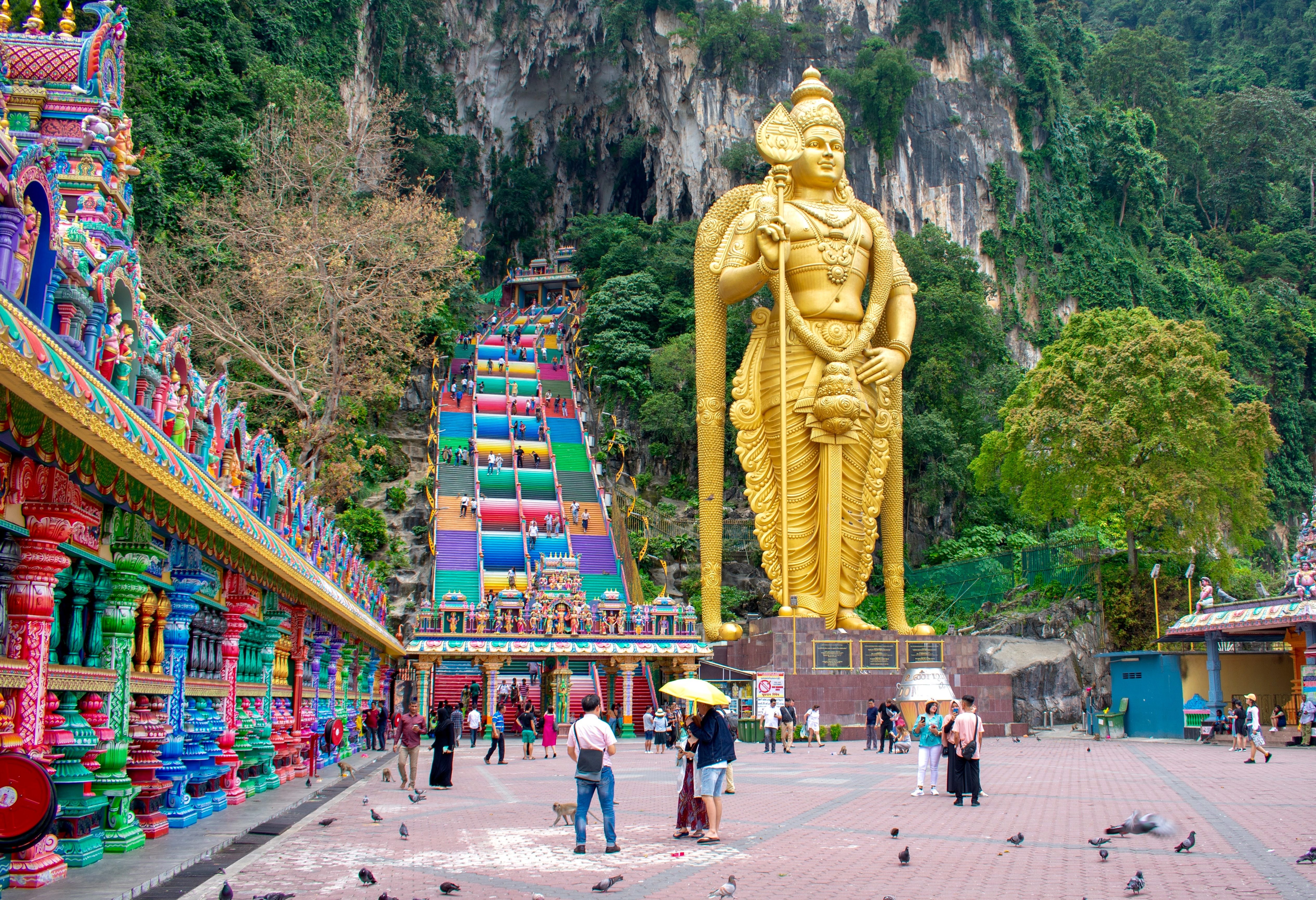 Kleurrijke trappen van de Batu Caves in Maleisie