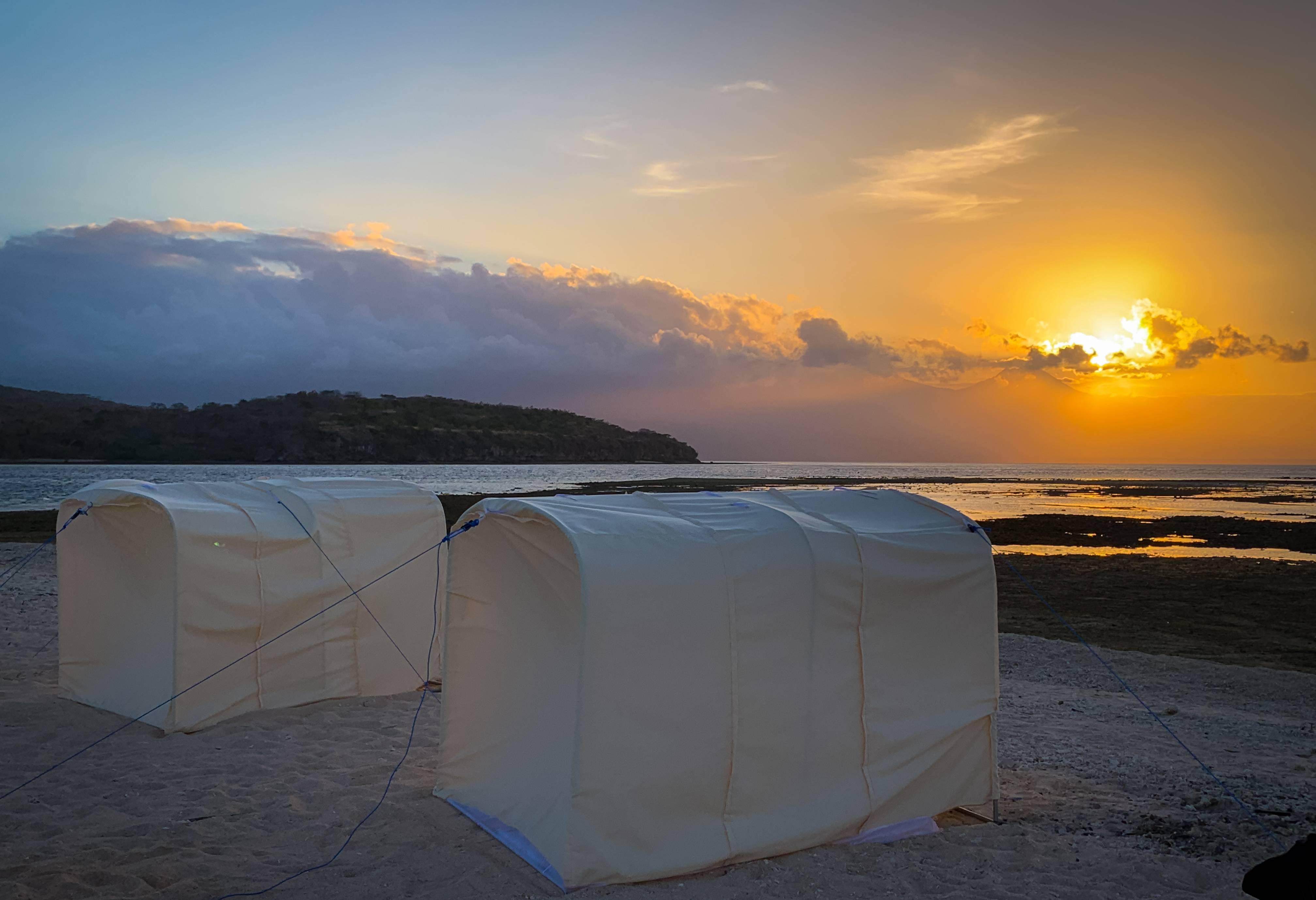 Indonesië-Bali-Menjangan-strand-met-nieuwe-tentjes-zondsondergang