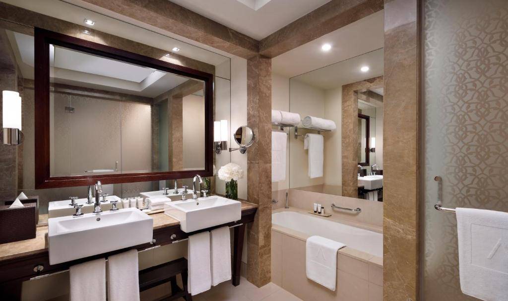 dubai the palace downtown hotel deluxe badkamer