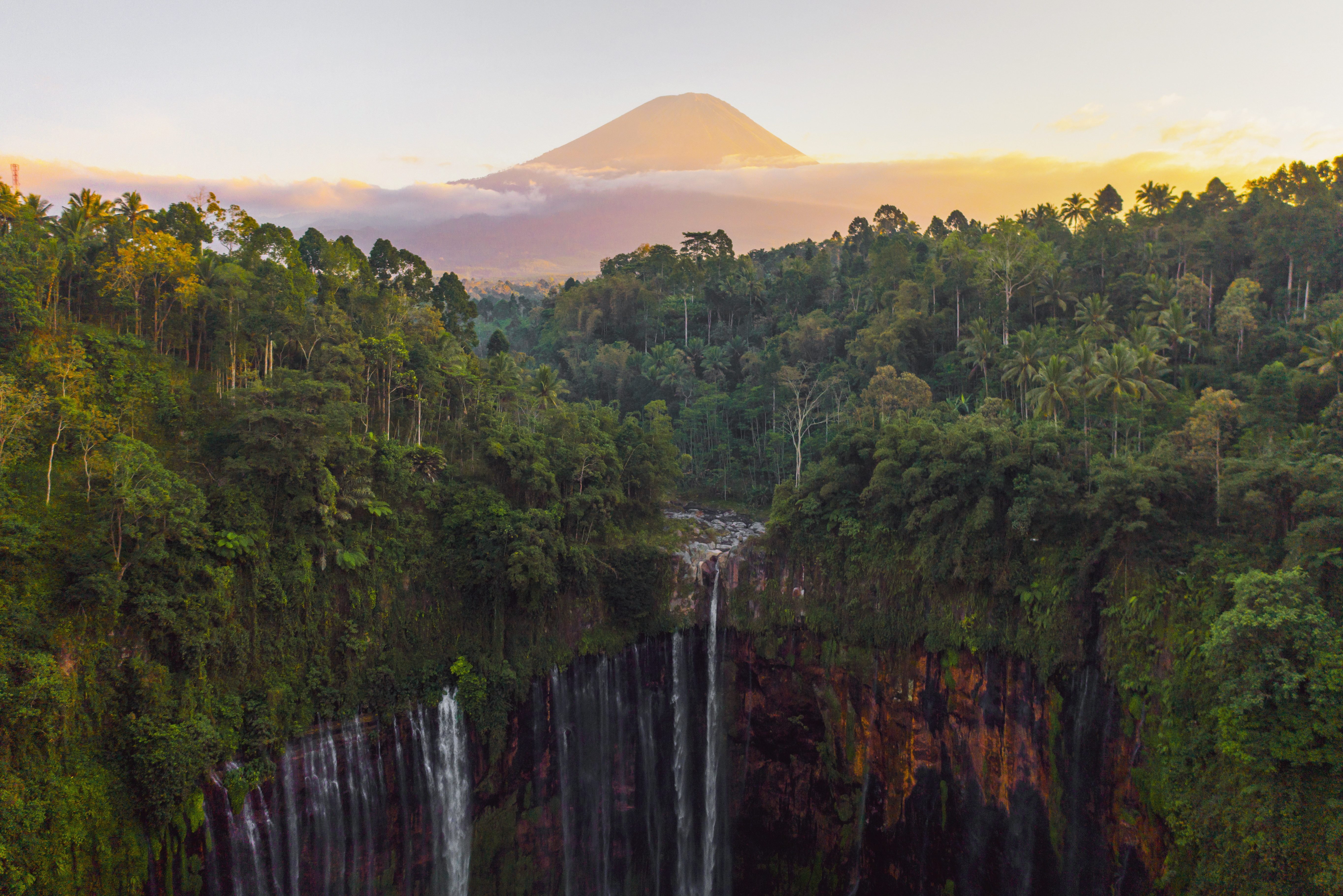 Indonesie-Java-Tumpak-Sewu-waterval-en-Semeru-vulkaan-bij-zonsopkomst