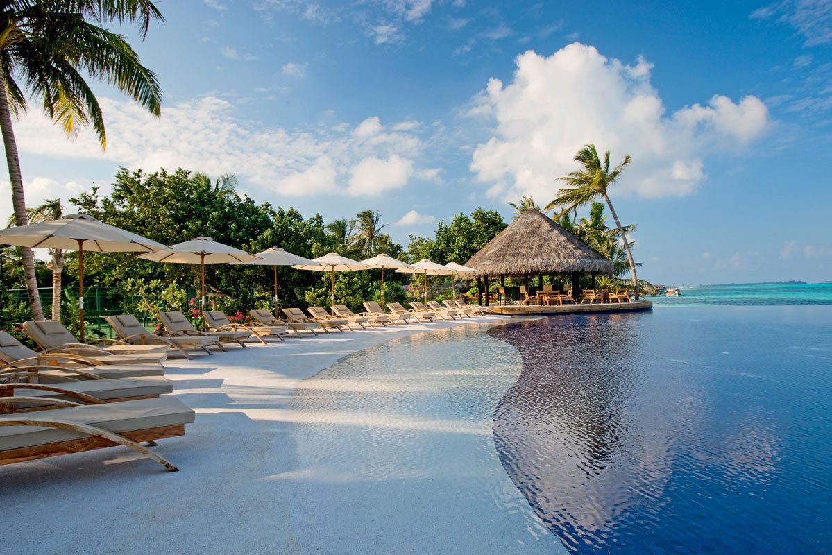 lux south ari atoll resort malediven zwembad