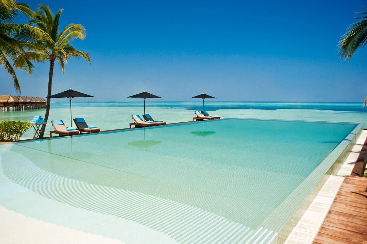lux south ari atoll resort malediven zwembad