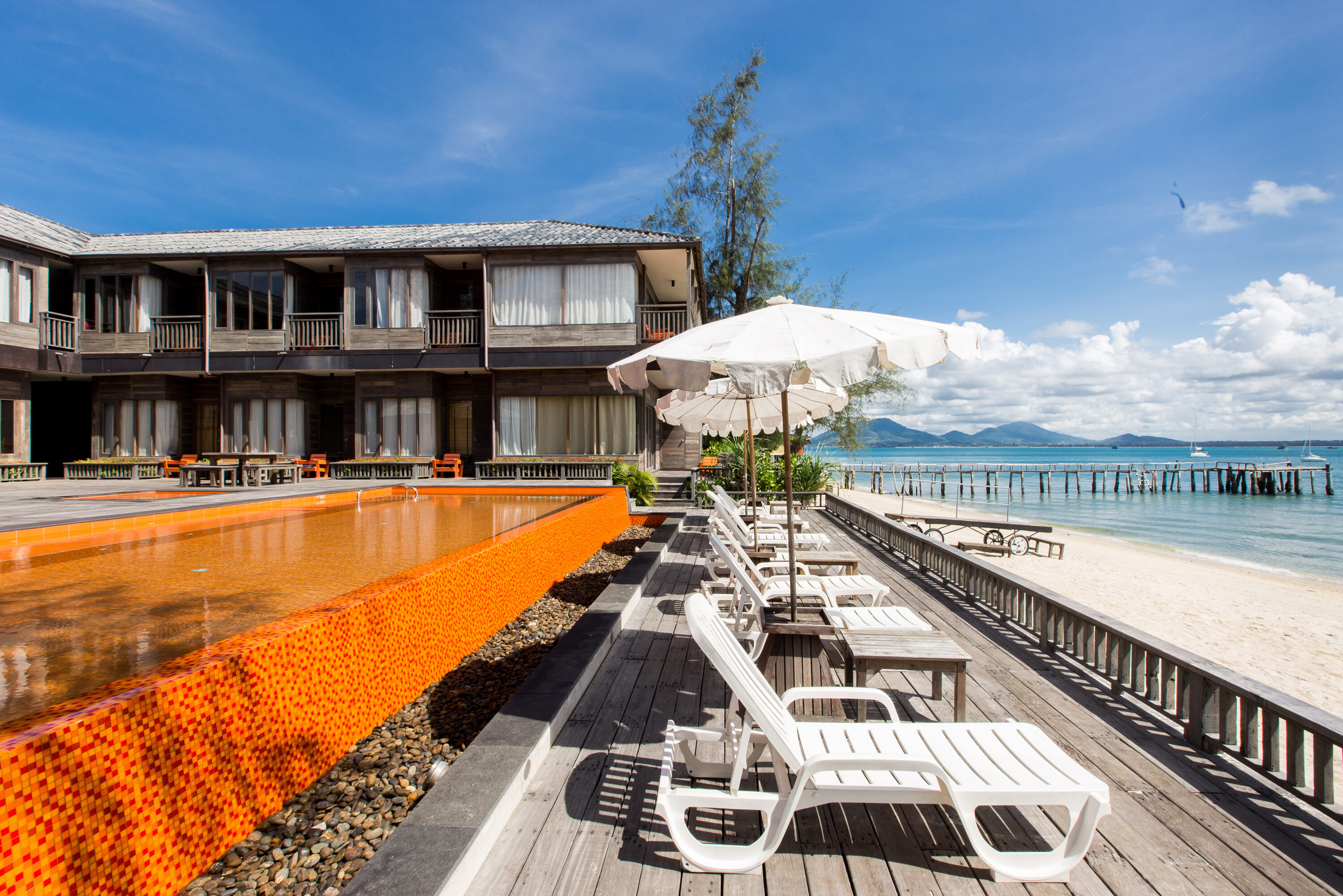 Zwembad en ligstoelen Baan Ploy Sea Koh Samet