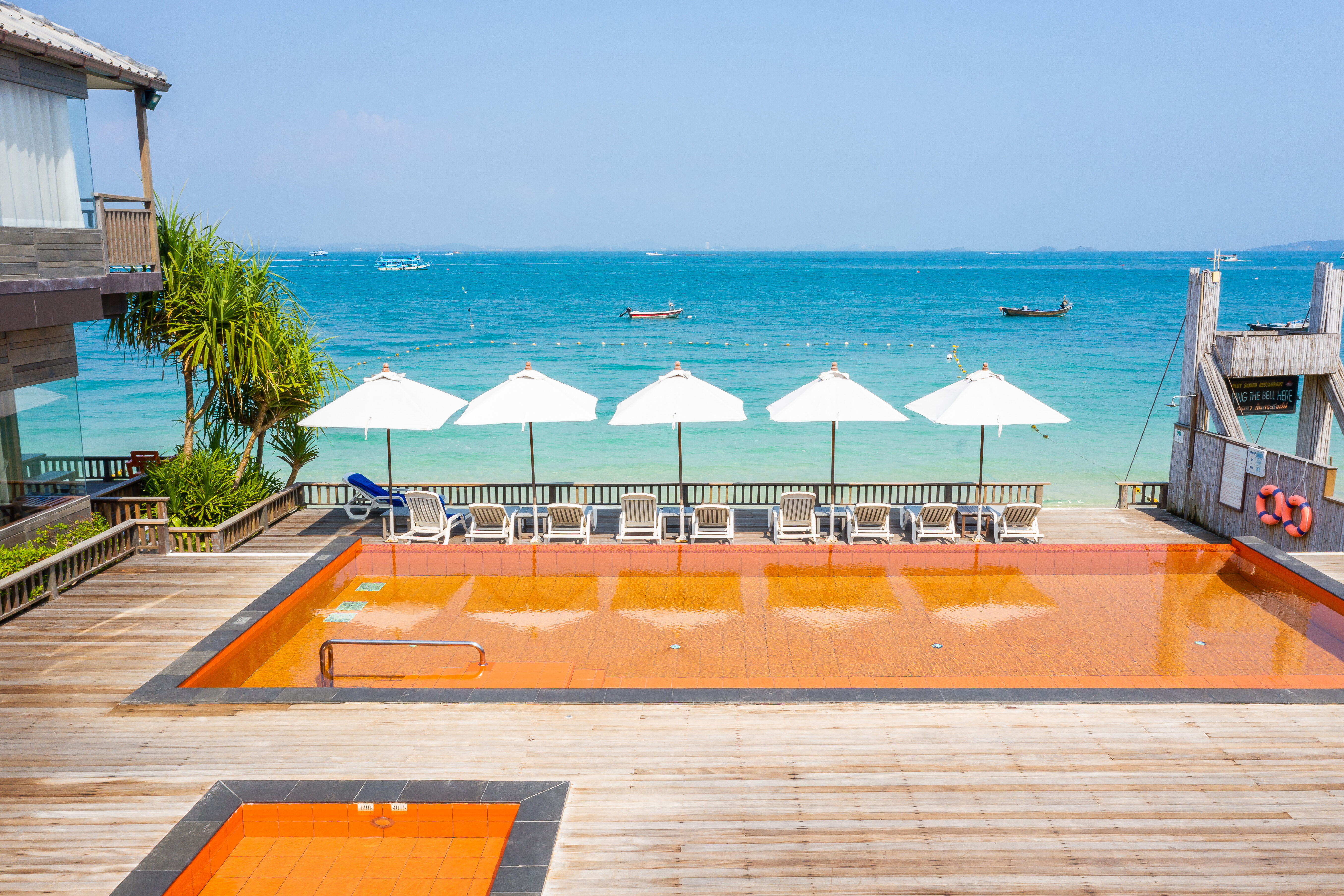 Oranje zwembad Baan Ploy Sea Koh Samet in Thailand