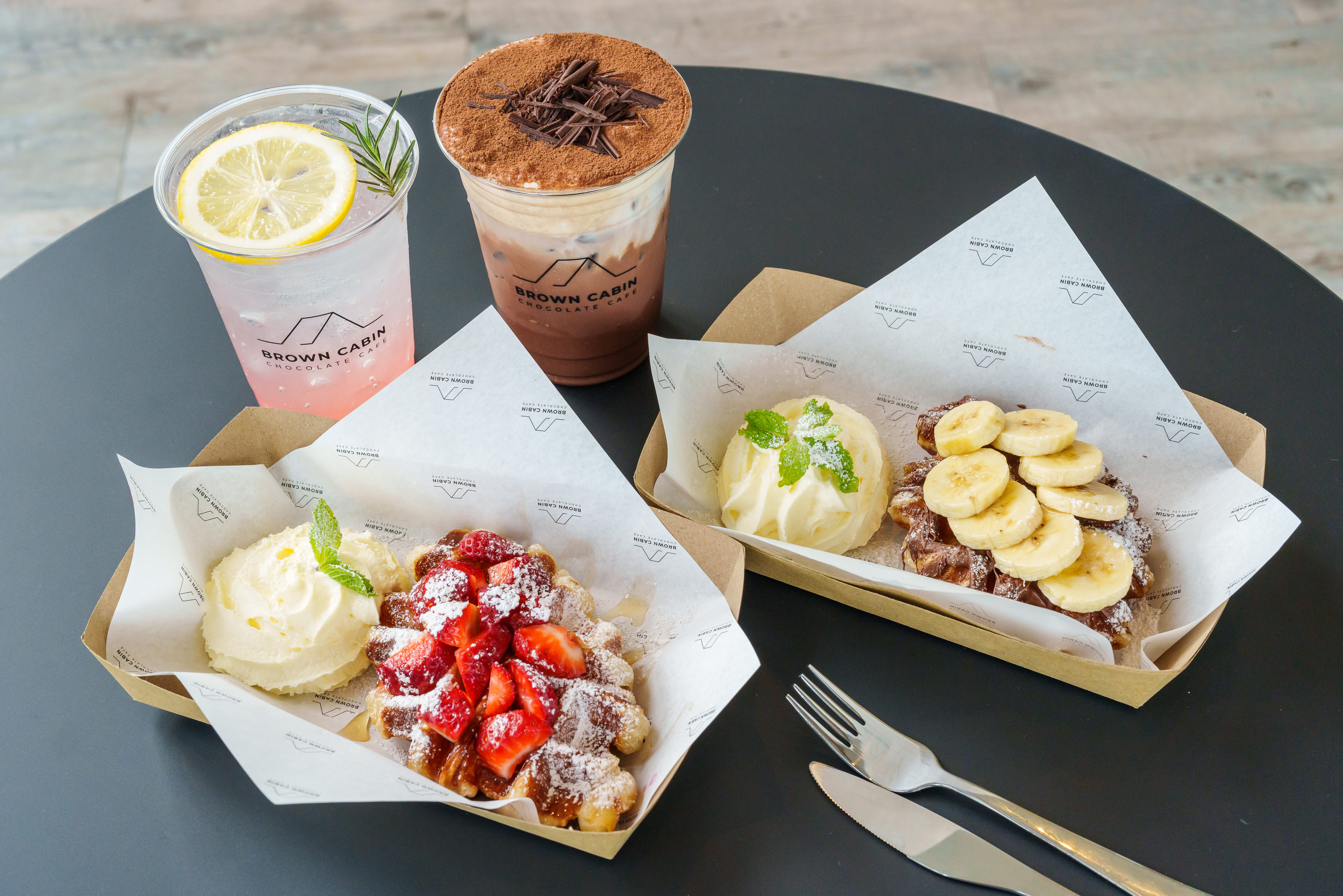 Selectie van lekkernijen van Brown Cabin Cafe Baan Ploy Sea