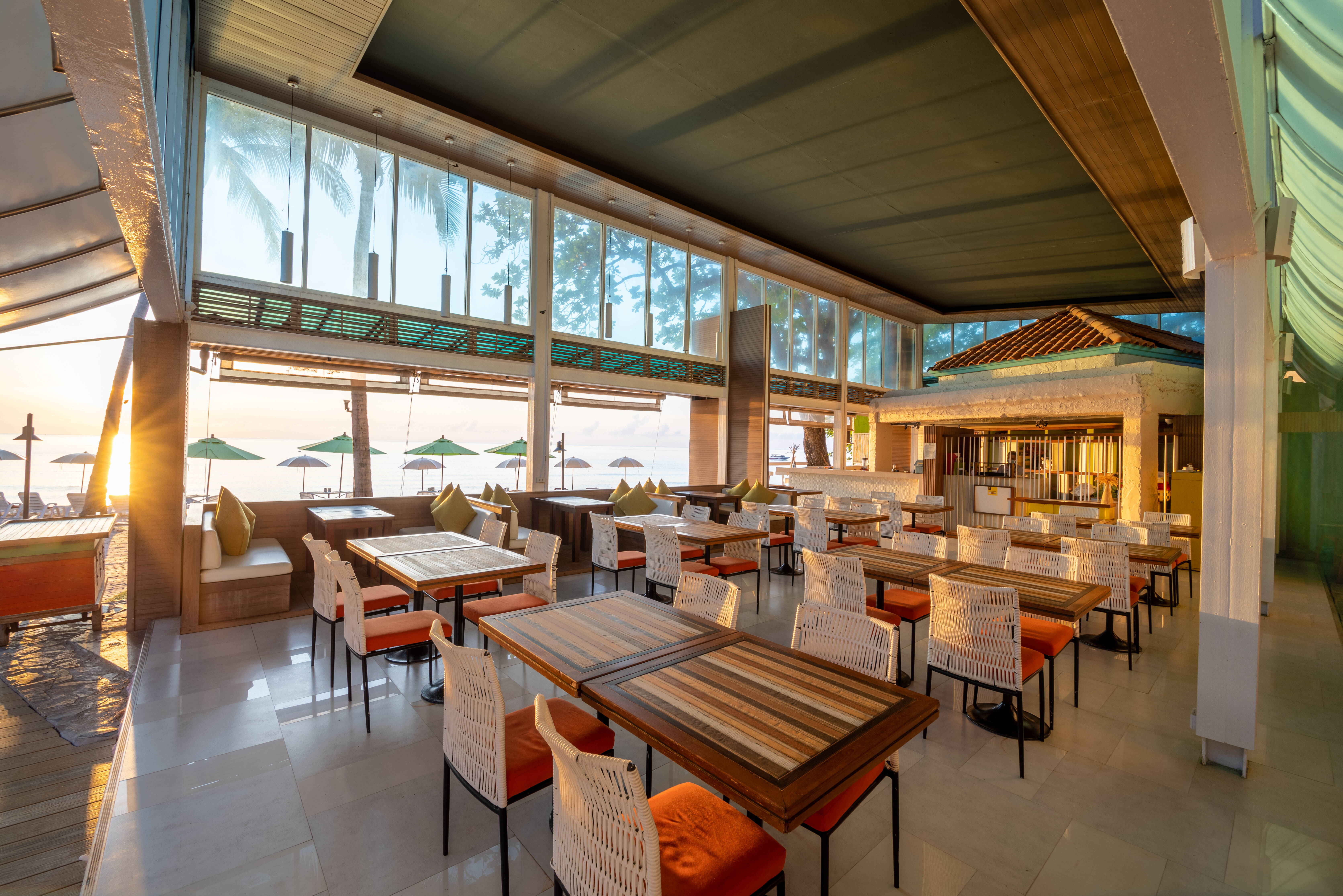 Moon dance restaurant bij zonsondergang