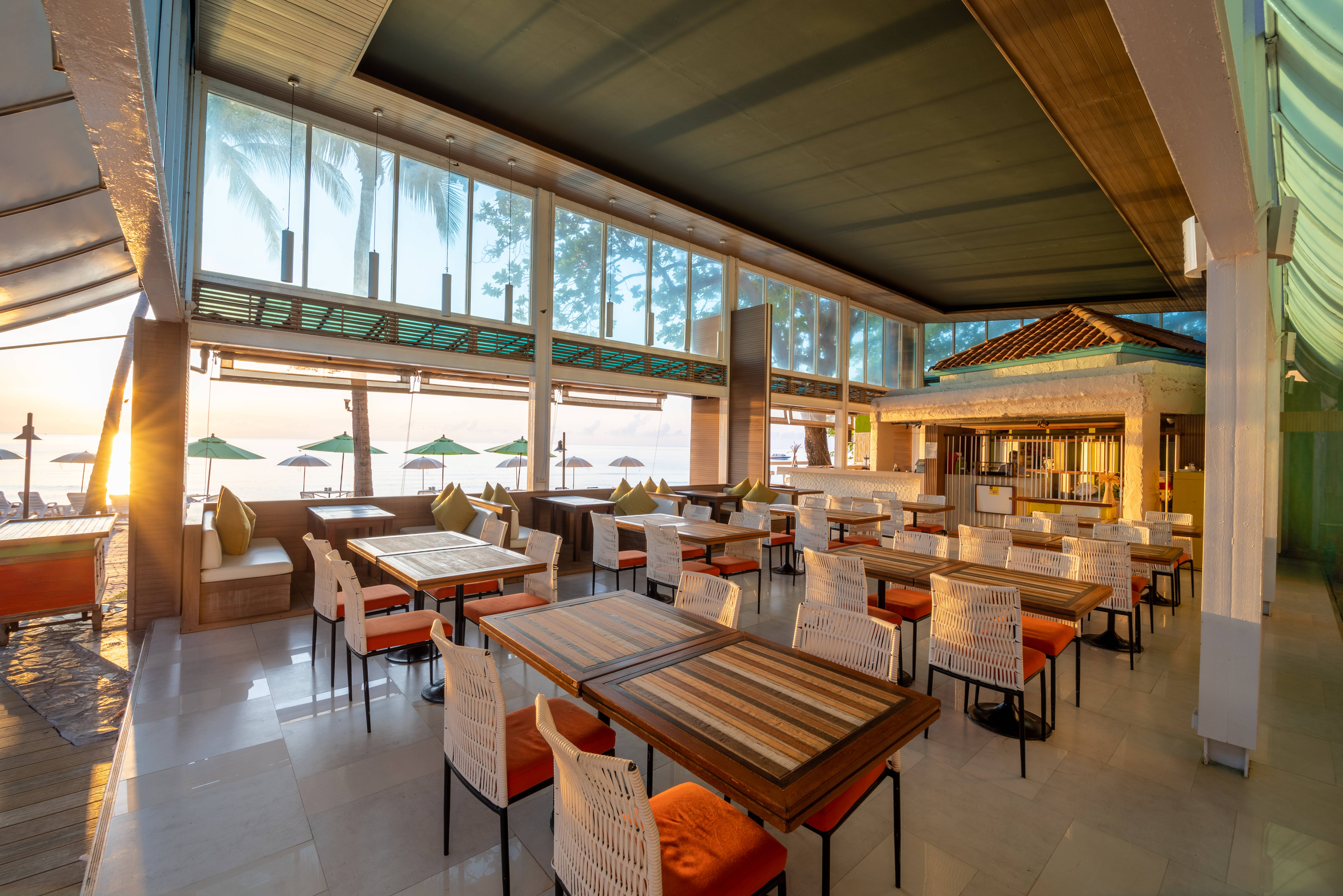 Restaurant bij zonsondergang