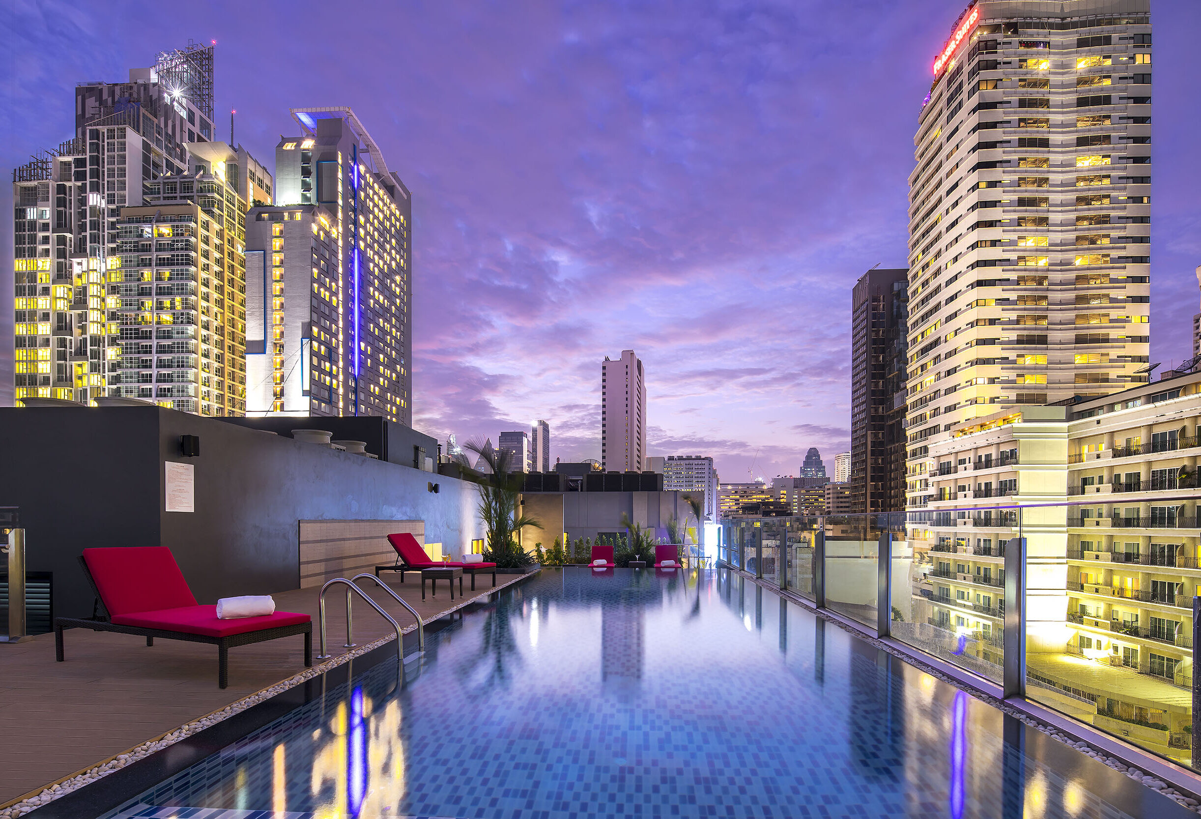 Zwembad tijdens zonsondergang Travelodge