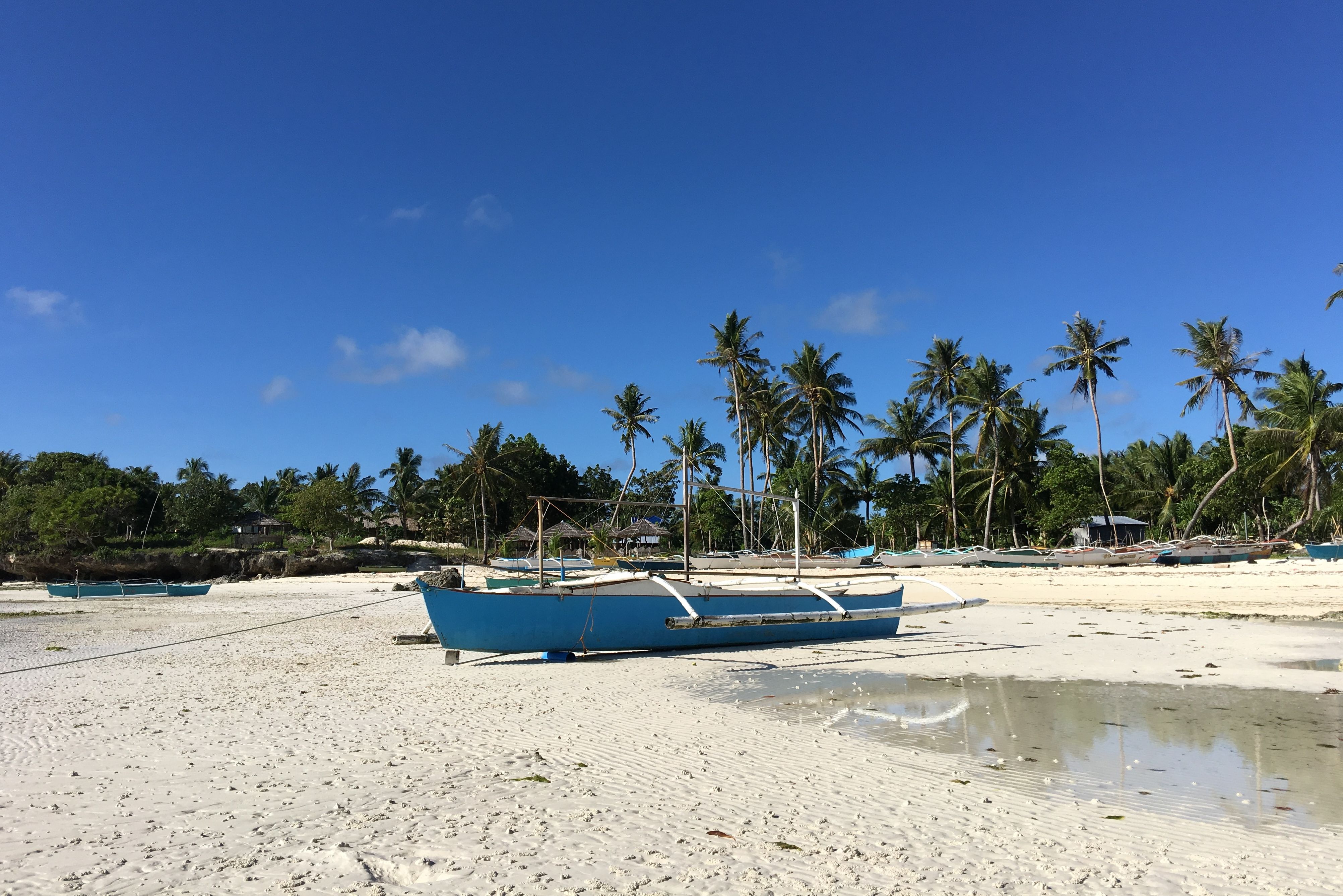 Boot op het strand bij Anda Bohol