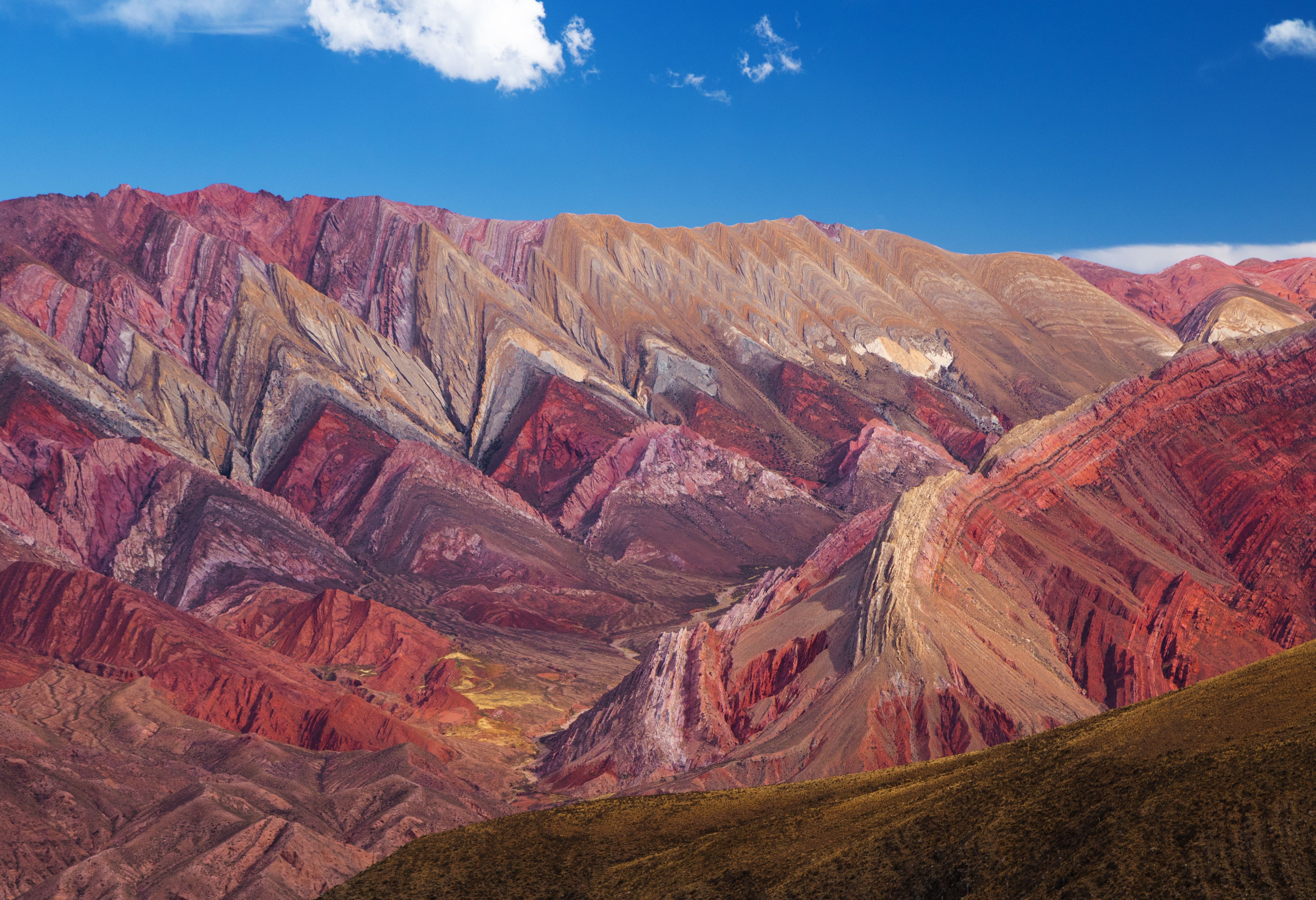 De gekleurde bergen bij Purmamarca in Argentinë