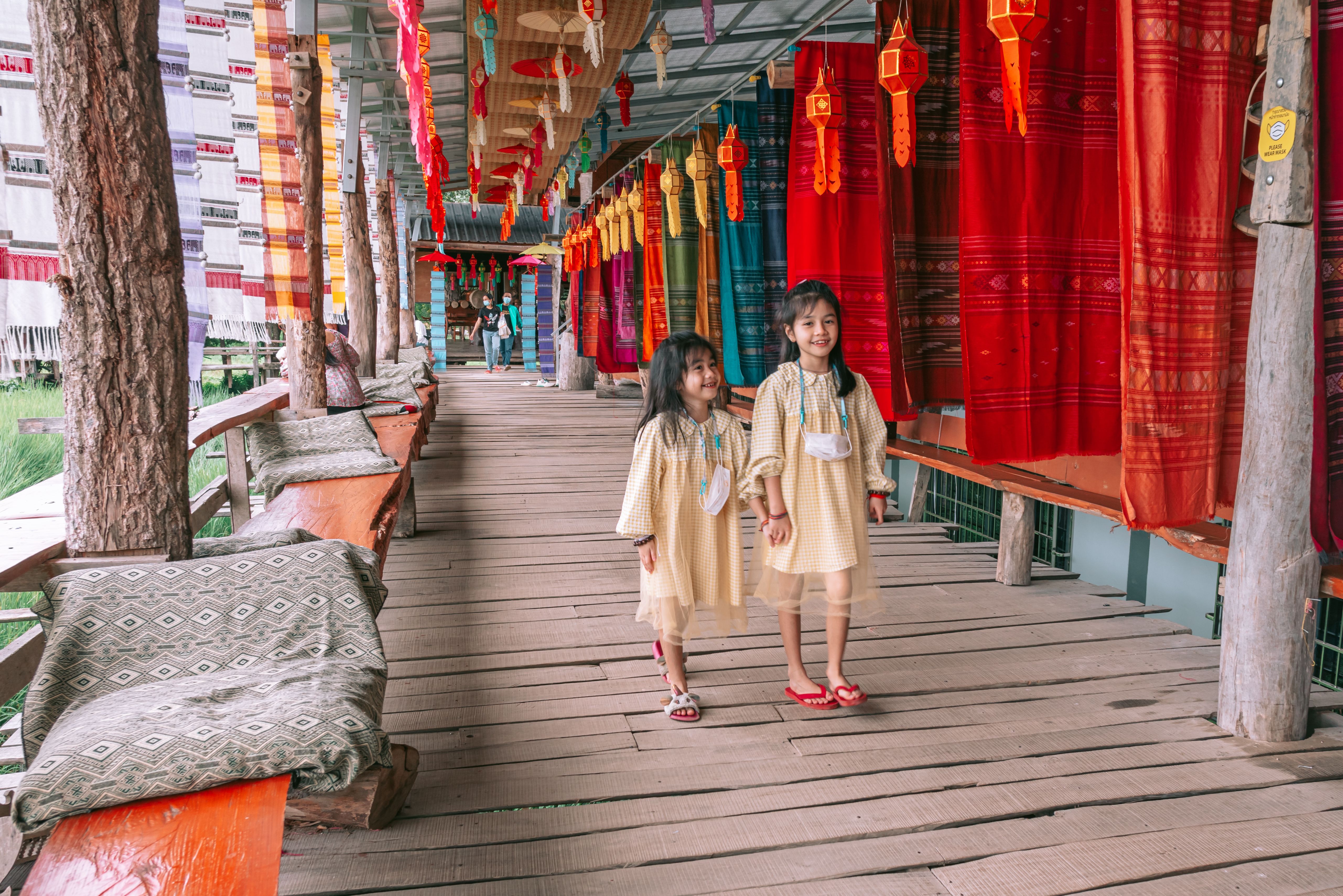 Meisjes bij een restaurant in de Nan provincie