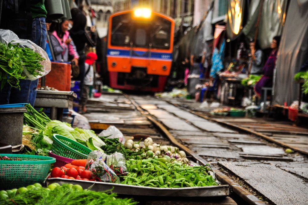 Damnoen Saduak Maeklong treinmarkt
