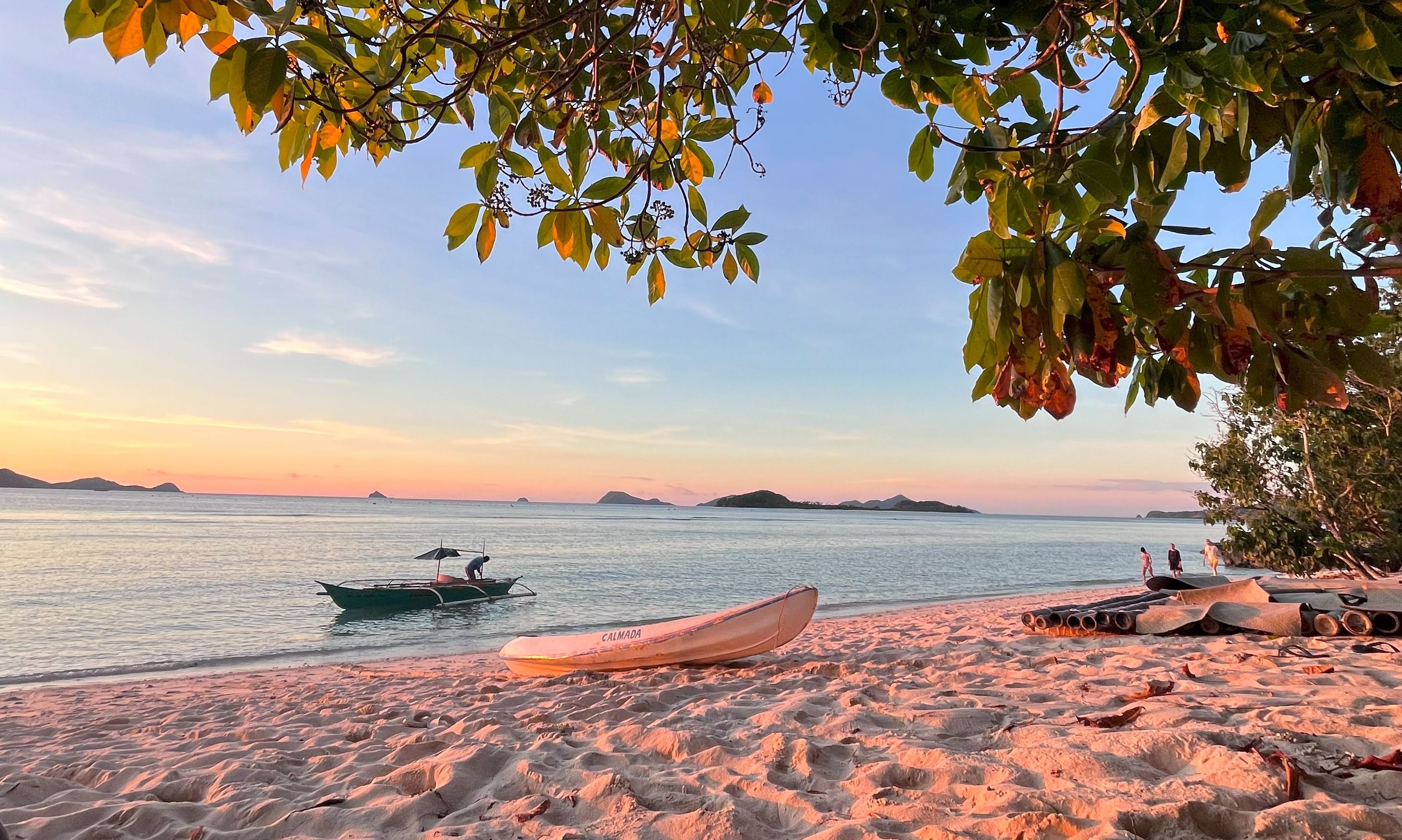 Filipijnen-Palawan-El-Nido-Island-Castaway-strand-boten