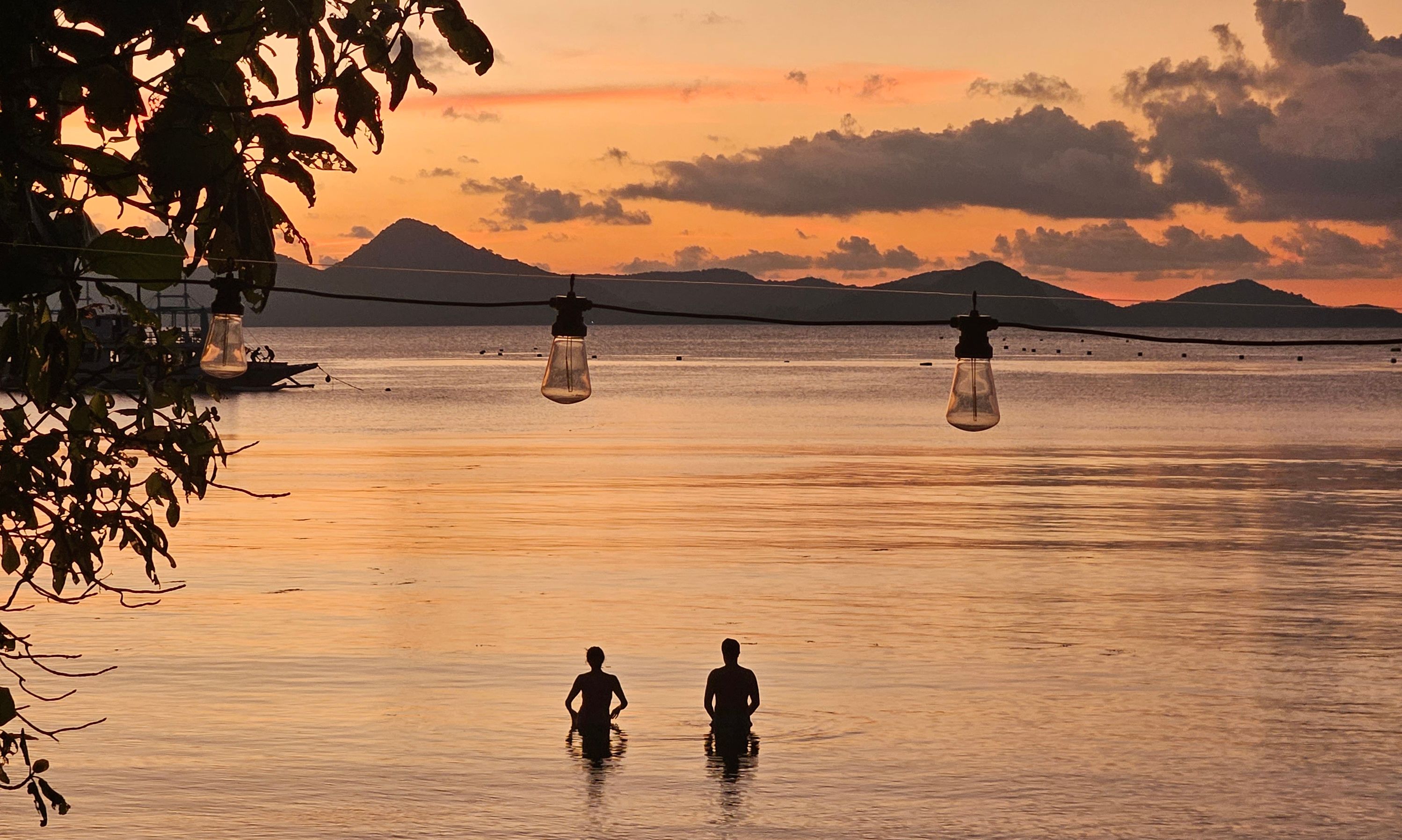Filipijnen-Palawan-El-Nido-Island-Castaway-strand-zitje-avond