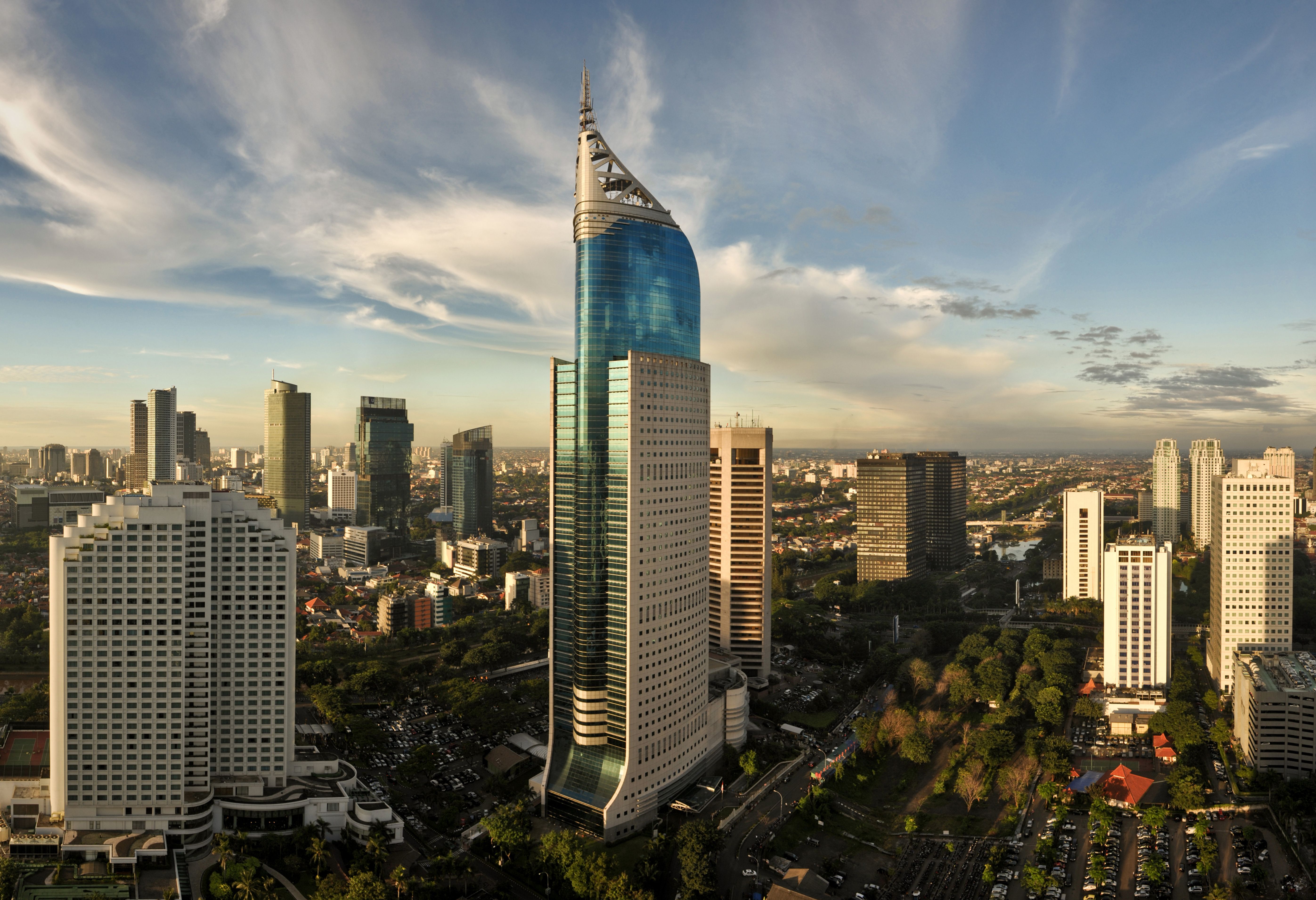 Skyline van de metropool Jakarta op Java in Indonesie