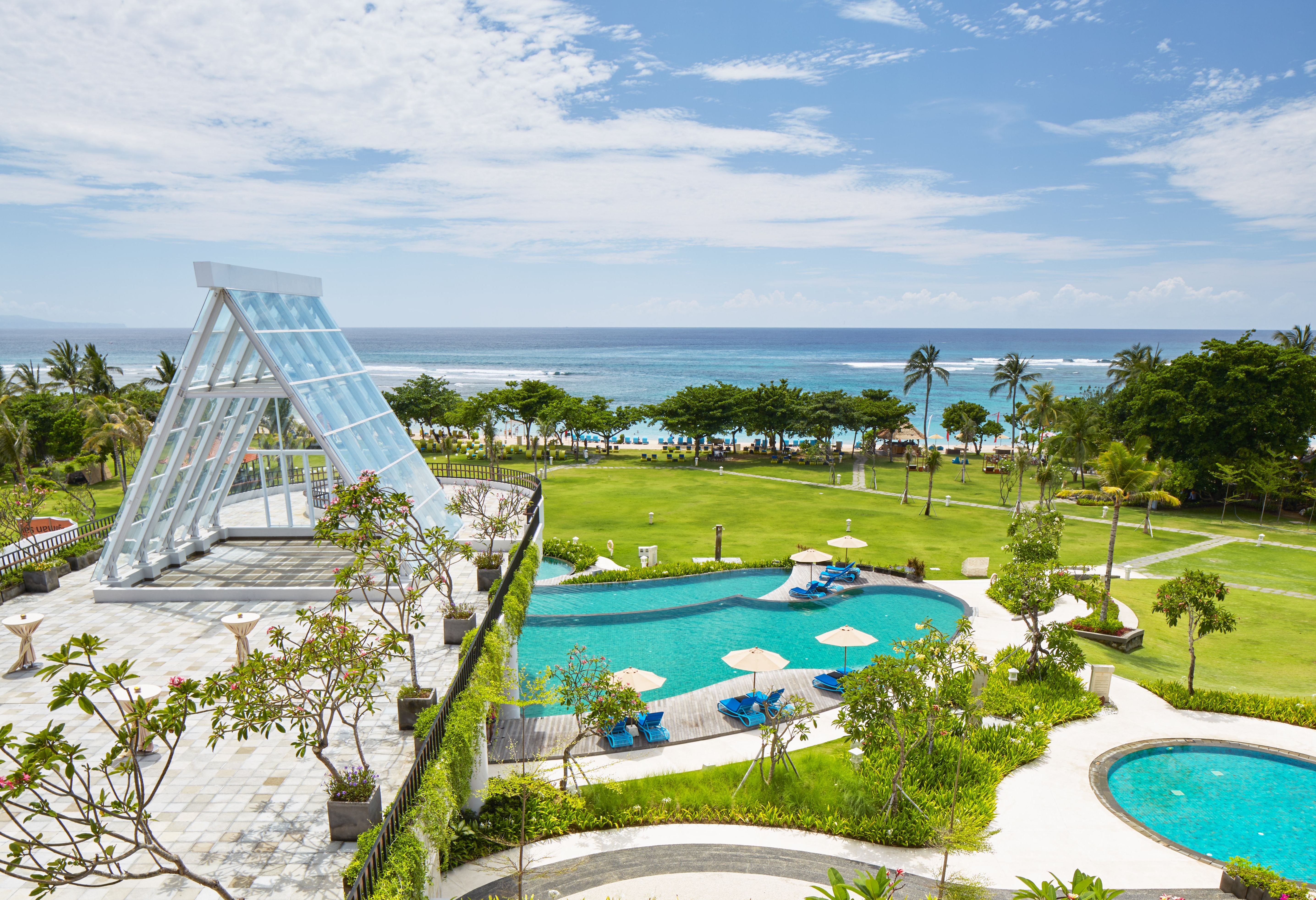 Strand en zwembad van het Merusaka Resort in Nusa Dua op Bali