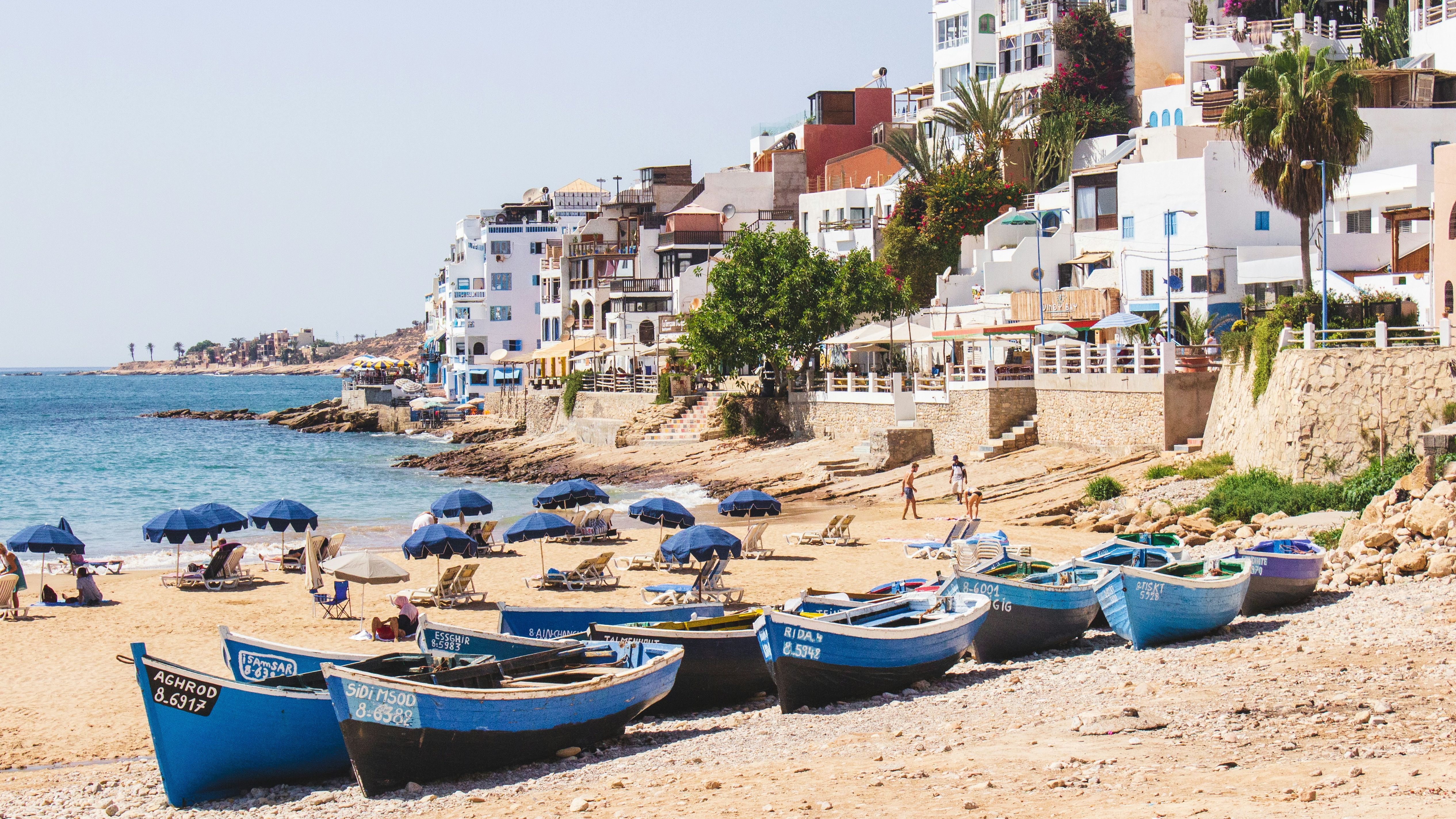 Marokko-Taghazout-strand-bootjes