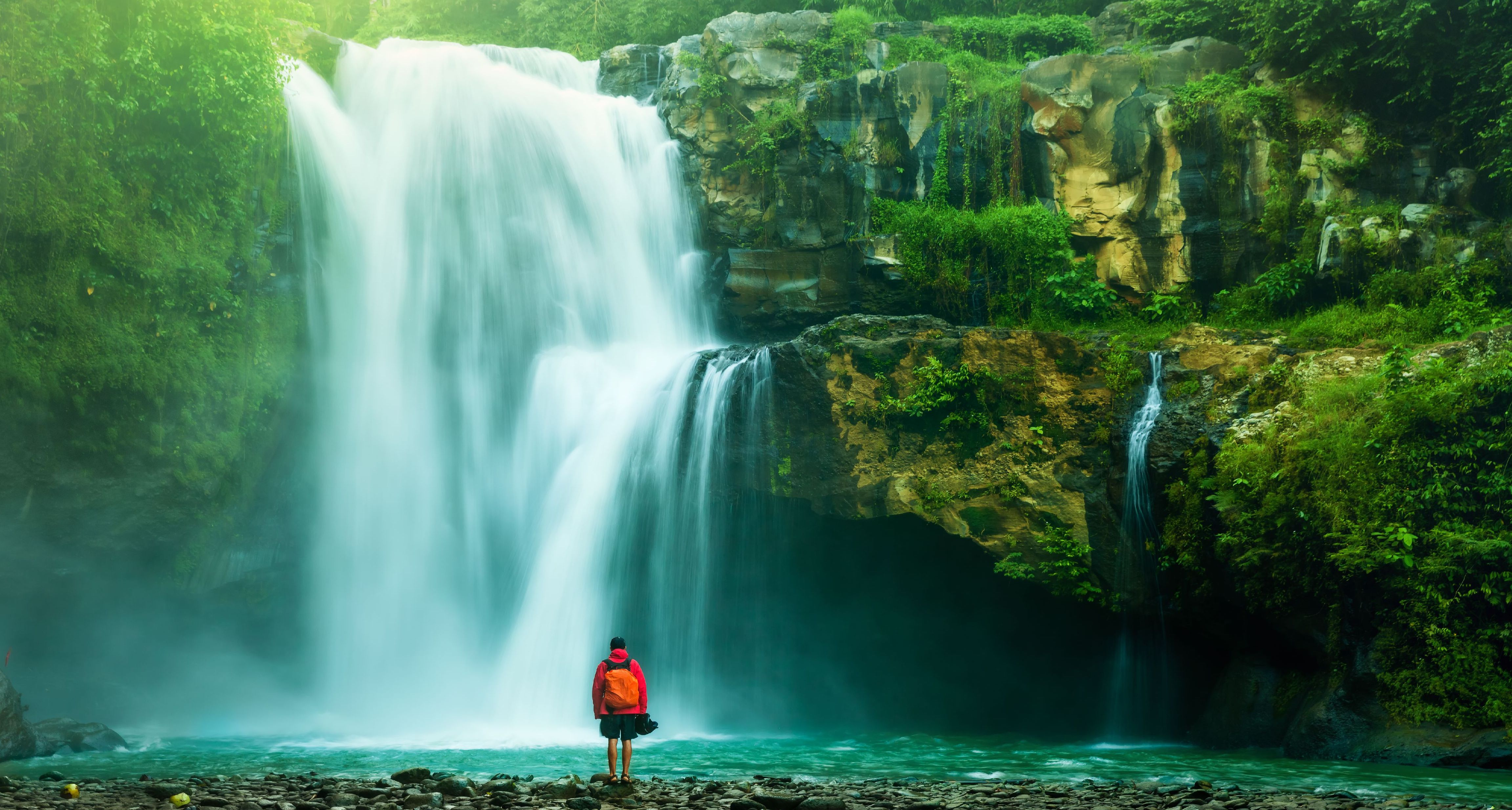 costa-rica-hiking-waterval-jungle.man