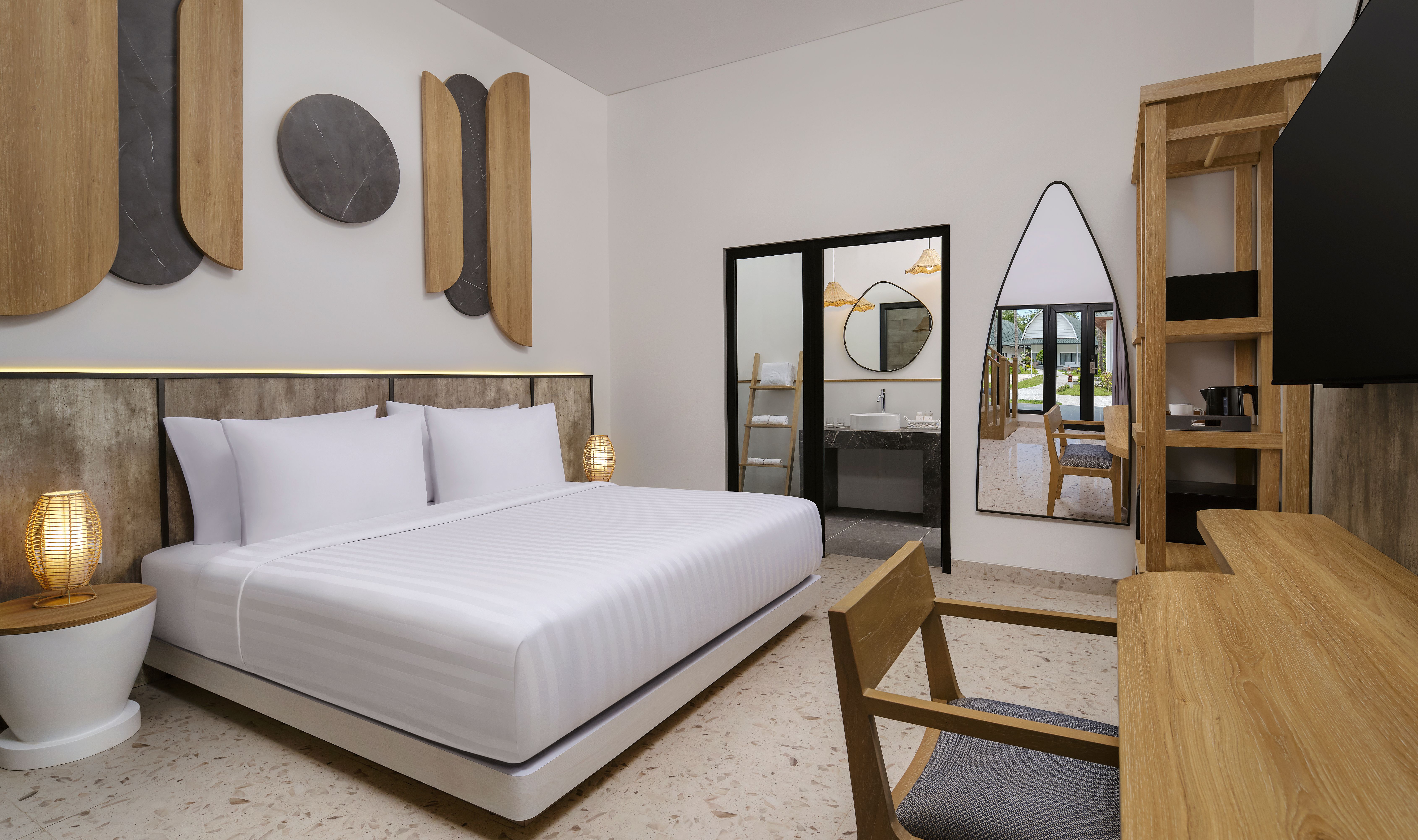 Master bedroom in de Family Suite Duplex in Jambuluwuk Ocean Boutique Resort op Gili Trawangan
