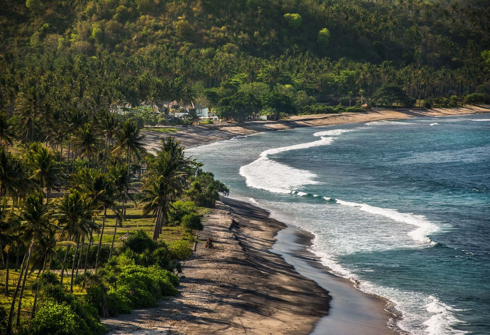 Strand bij het Living Asia Resort op Lombok in Indonesie
