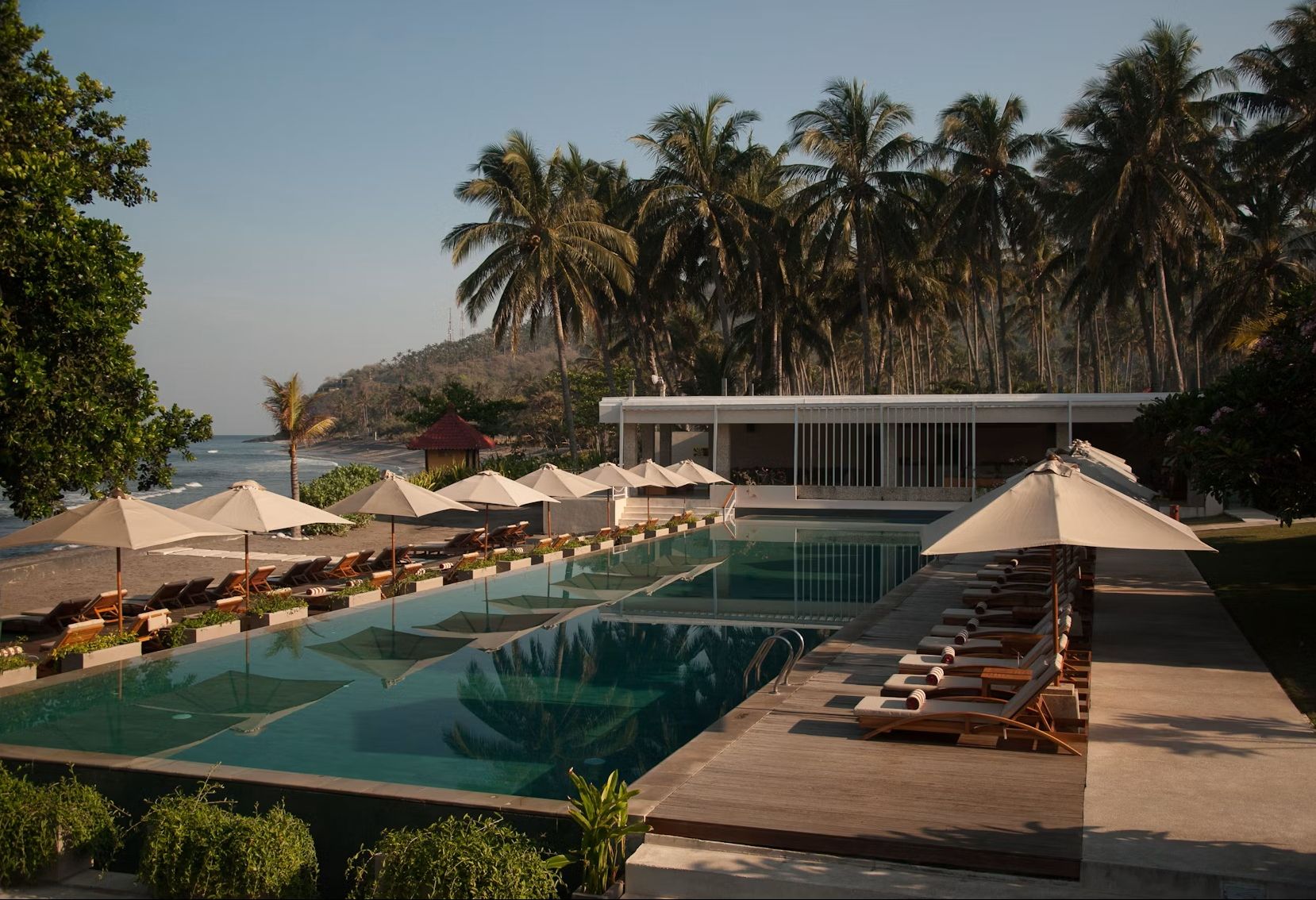 Zwembad bij het Living Asia Resort op Lombok in Indonesie