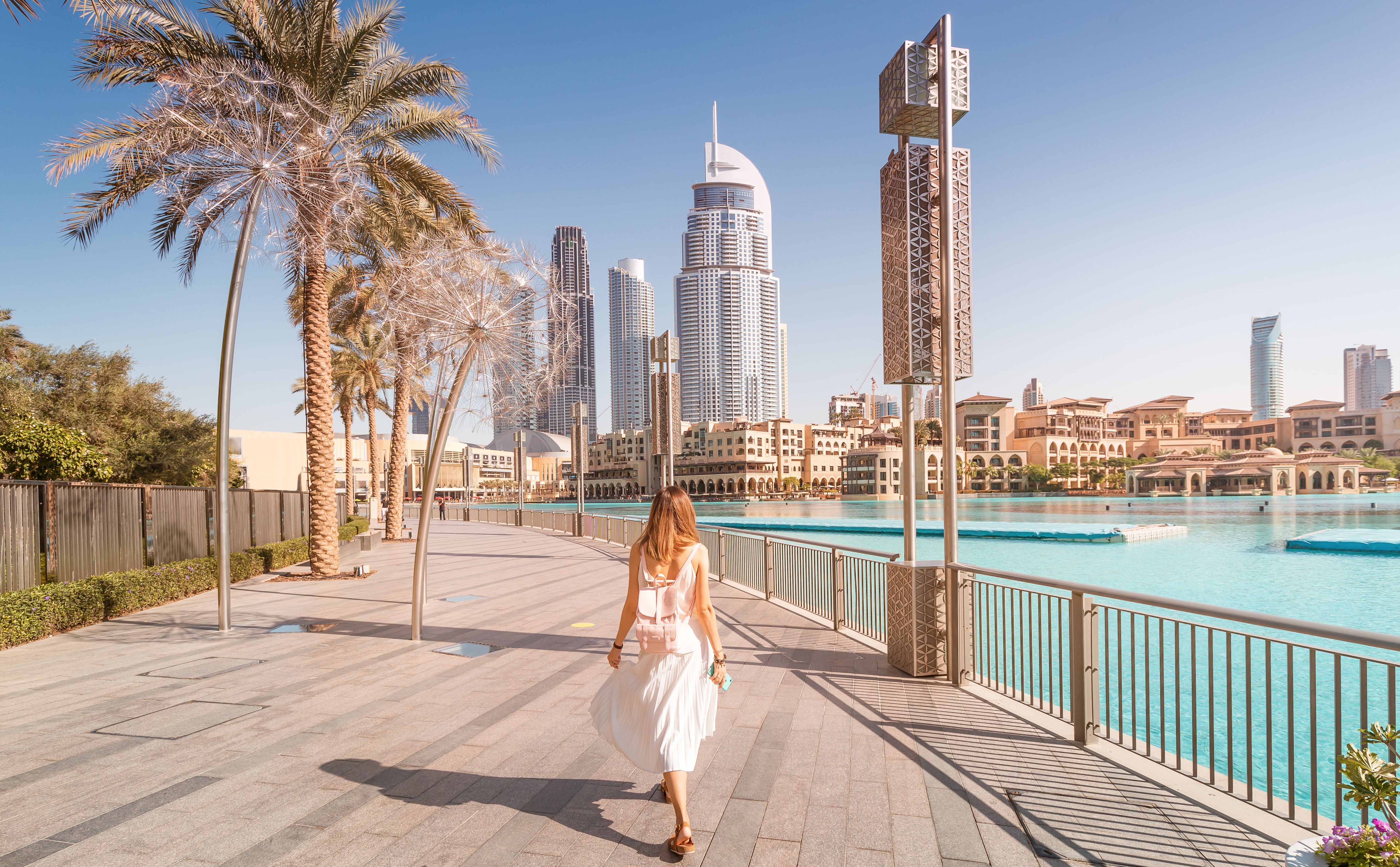 Emiraten-Dubai-boulevard-dame-toerist-skyline