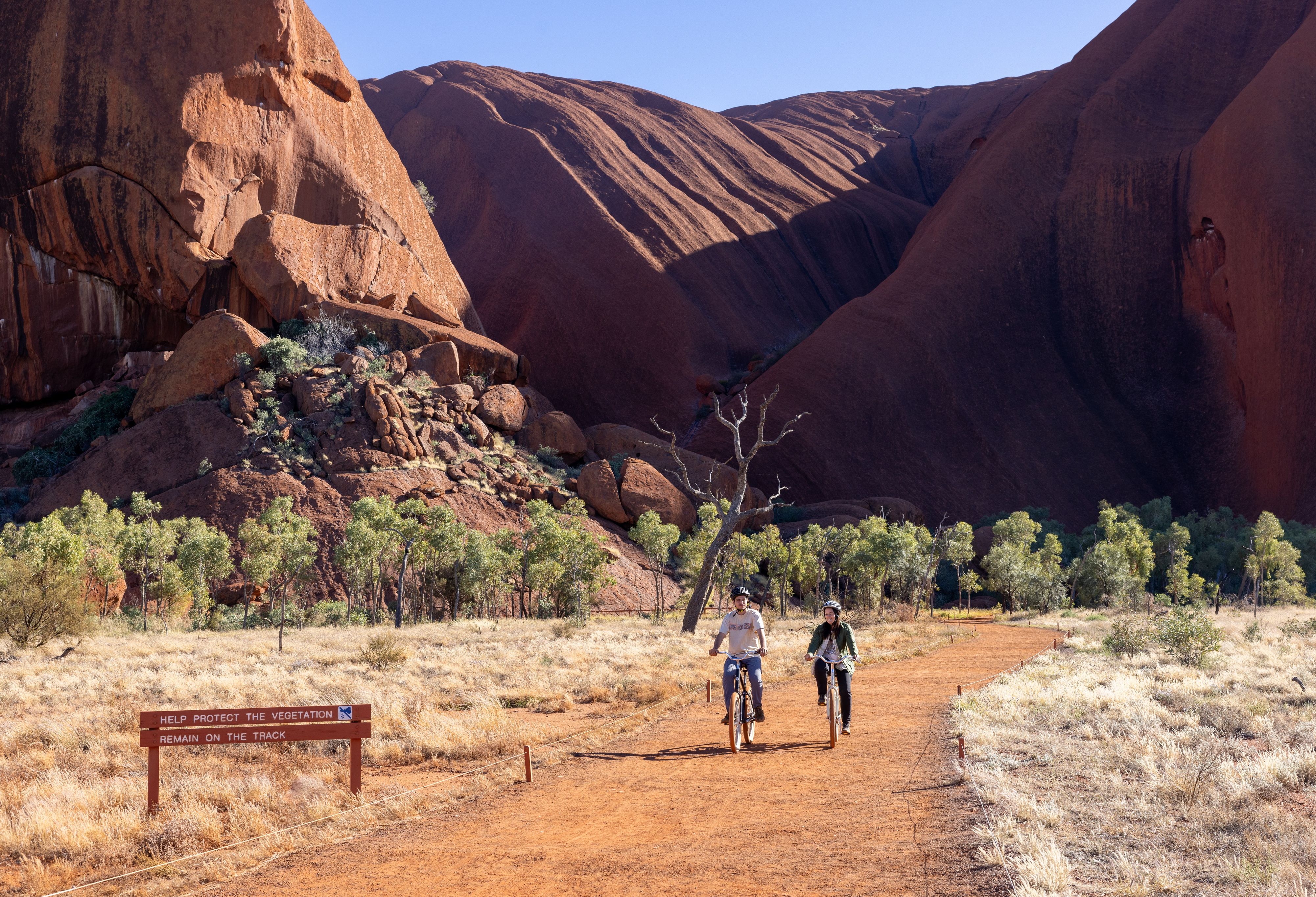 Samen fietsen bij Uluru in Australie