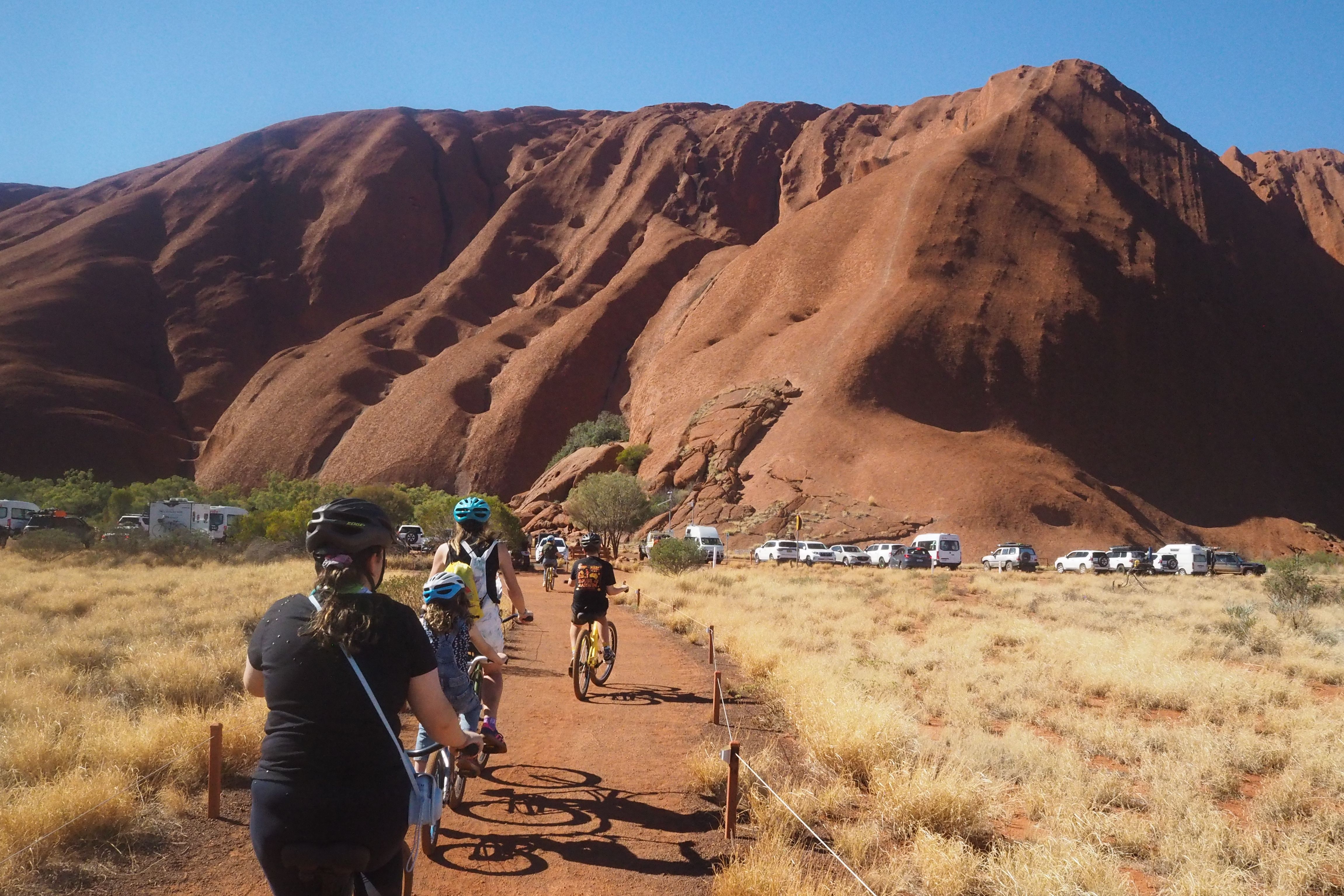 Met het gezin fietsen bij Uluru in Australie