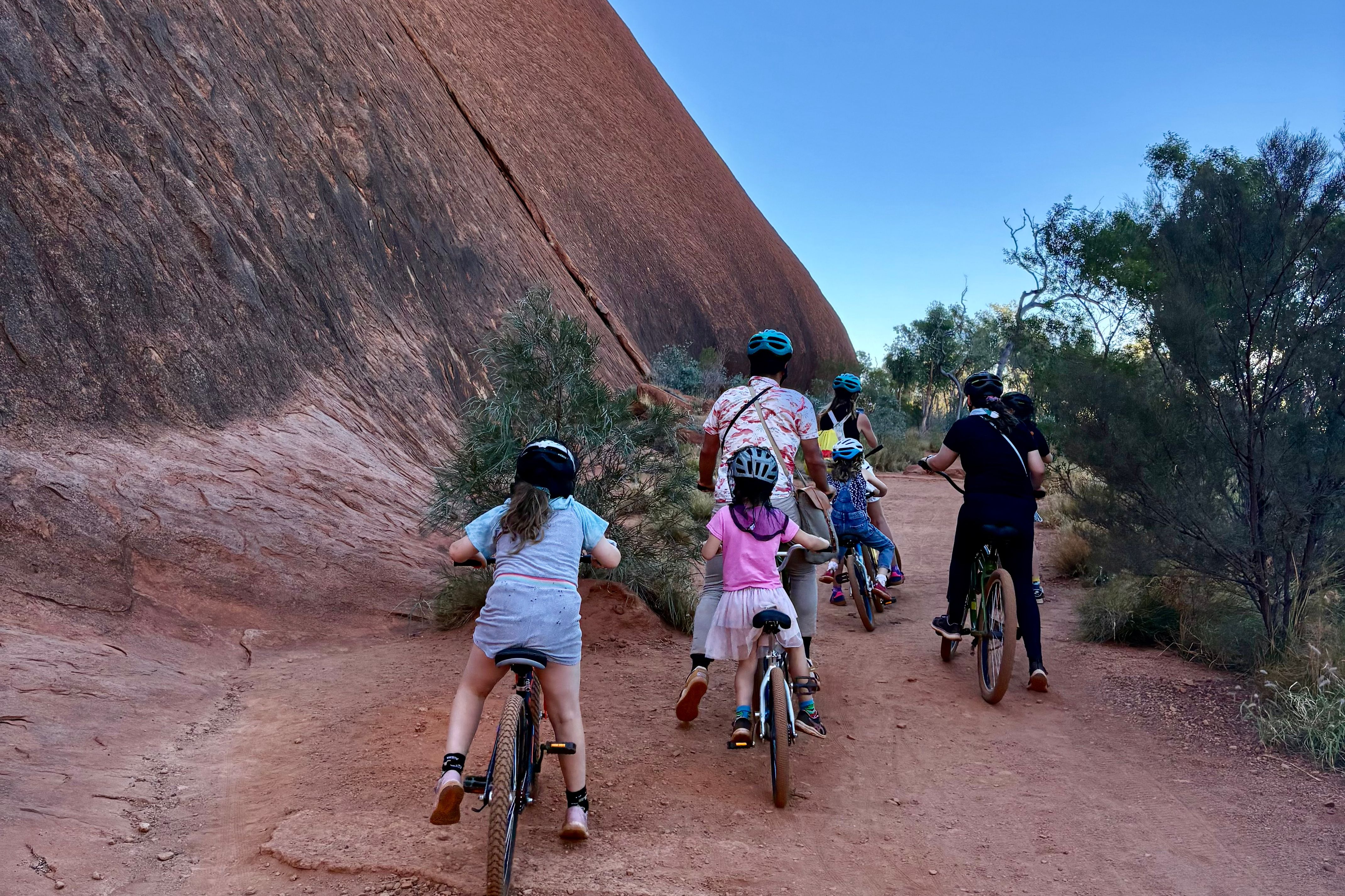 Fietsen met het hele gezin bij Uluru in Australie